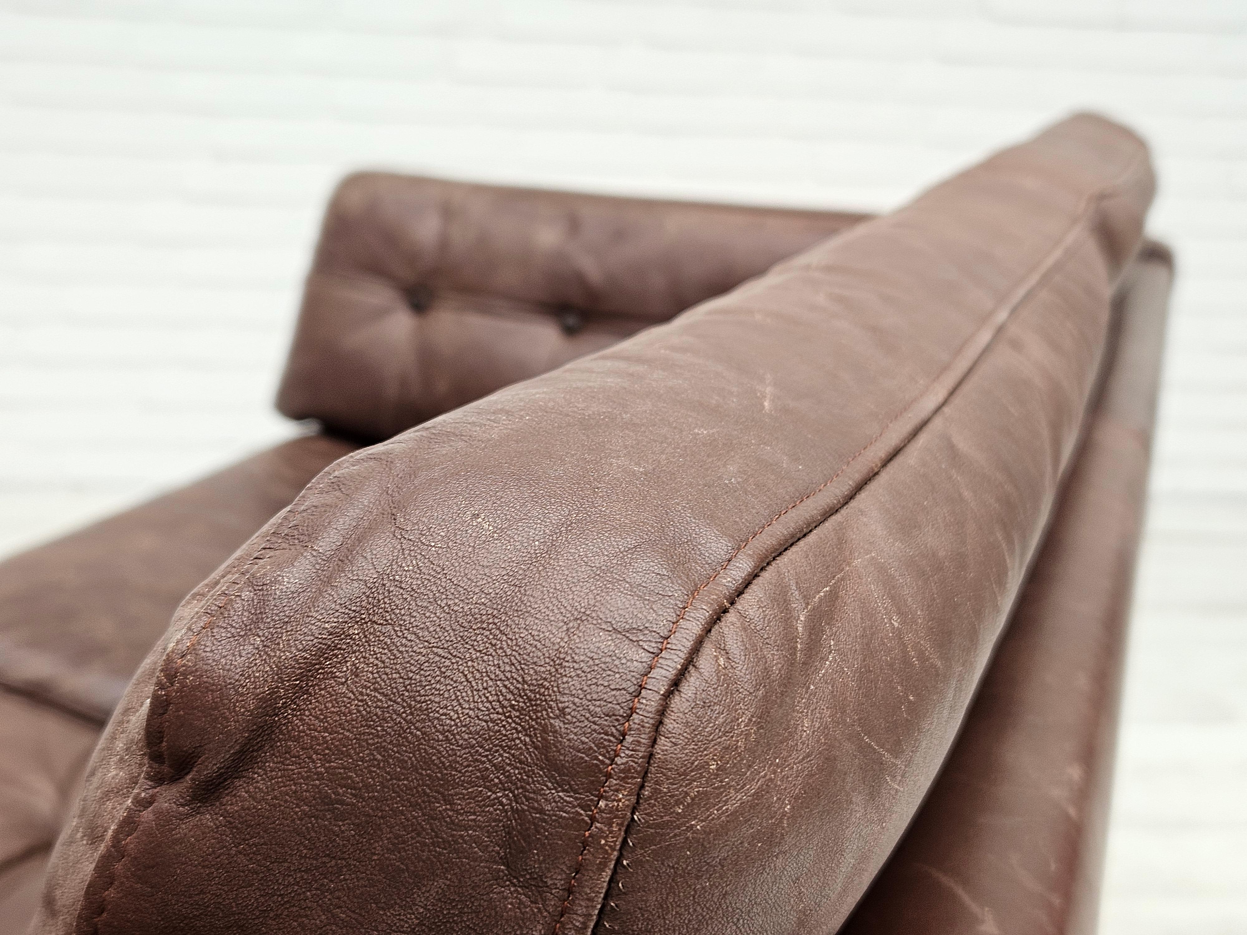 1970s, Danish 2-seater classic sofa, original brown leather. For Sale 4