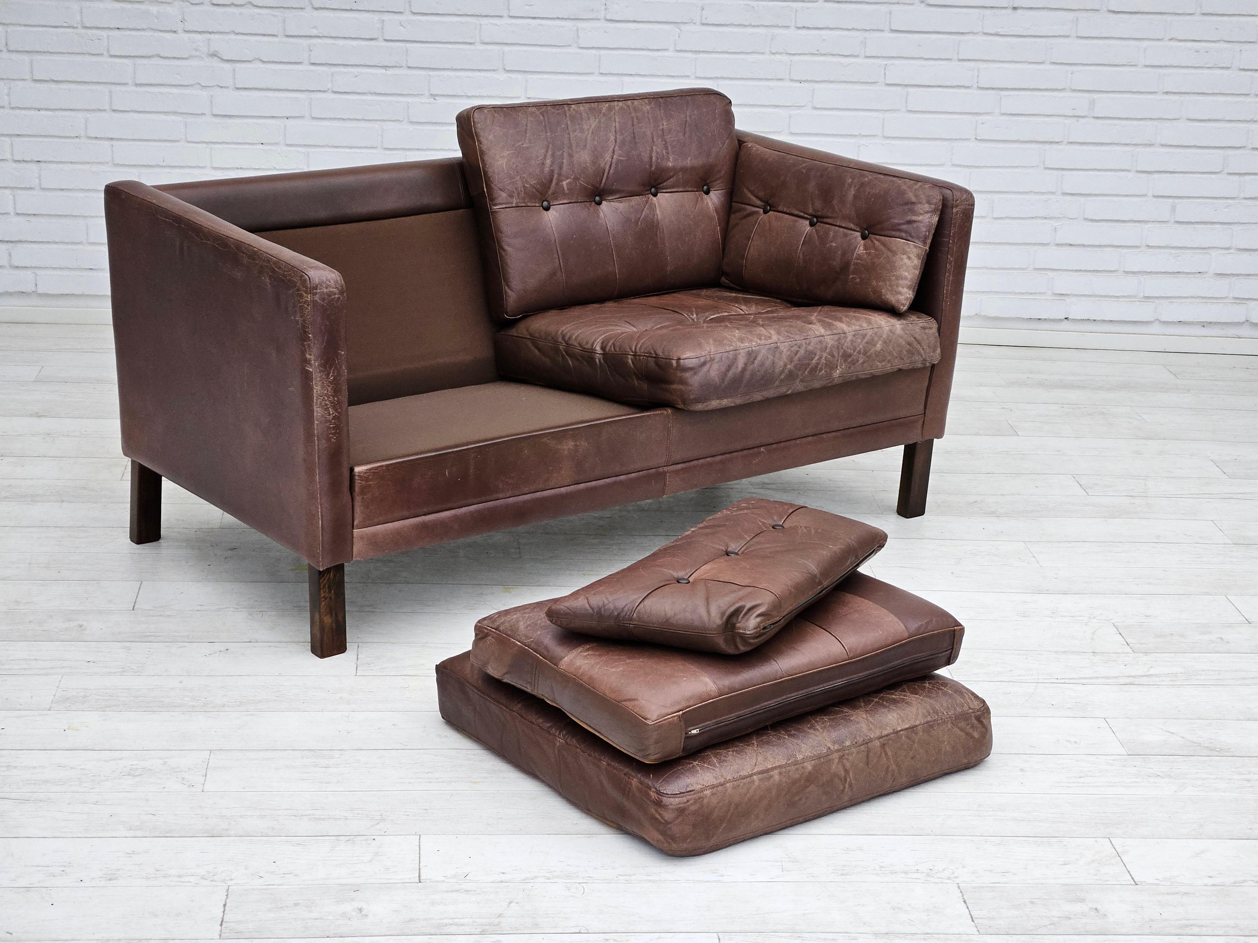 1970s, Danish 2-seater classic sofa, original brown leather. For Sale 8