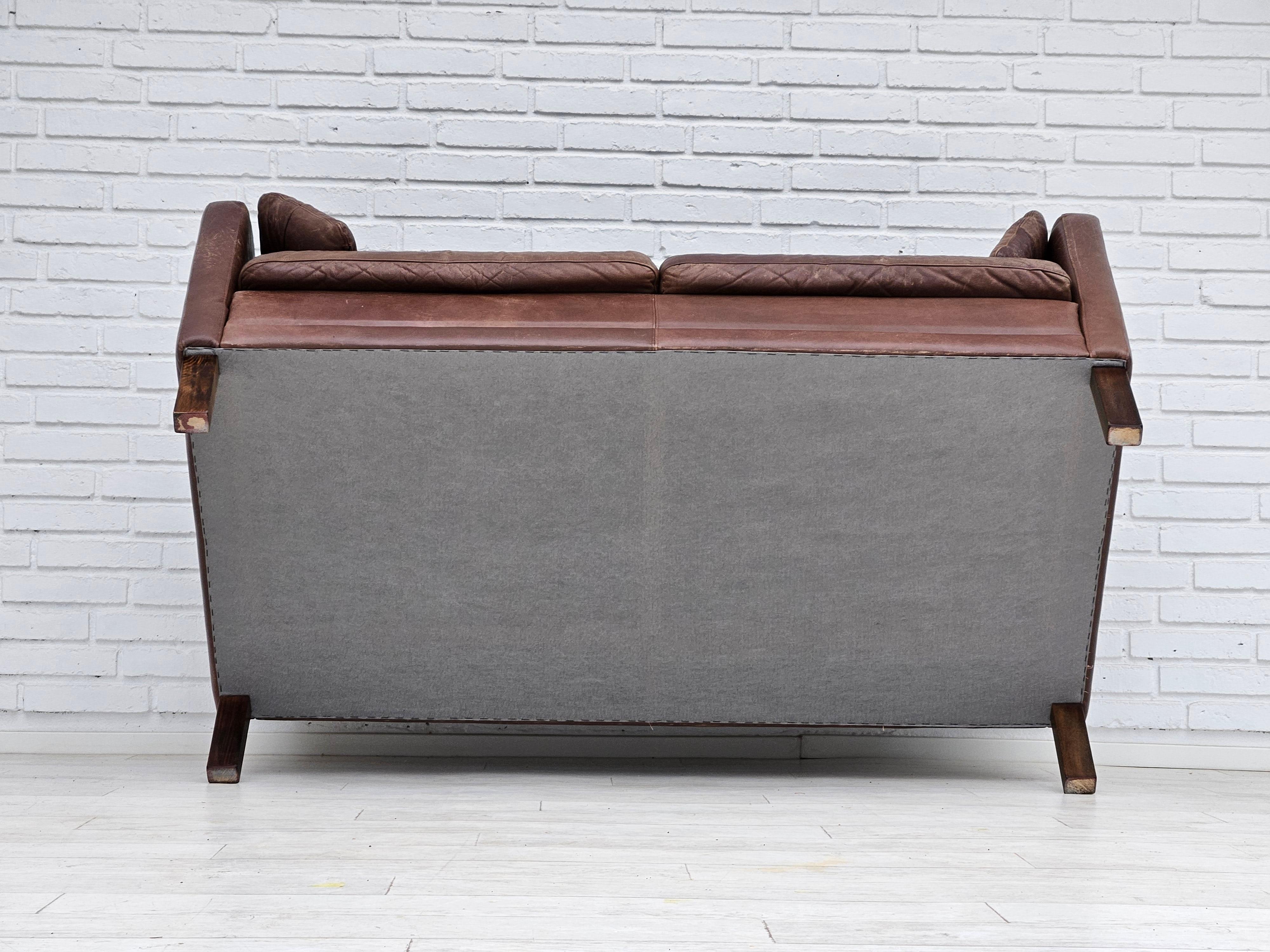 1970s, Danish 2-seater classic sofa, original brown leather. For Sale 9