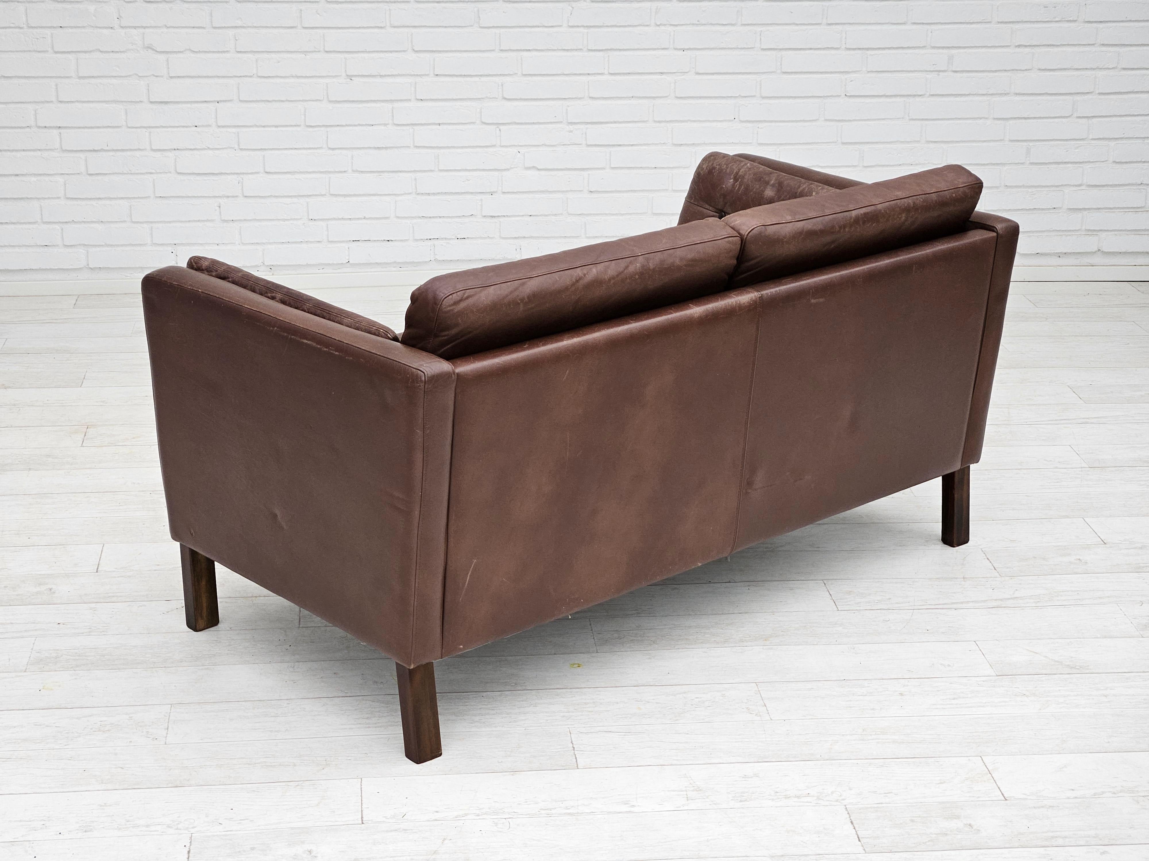 1970s, Danish 2-seater classic sofa, original brown leather. For Sale 2