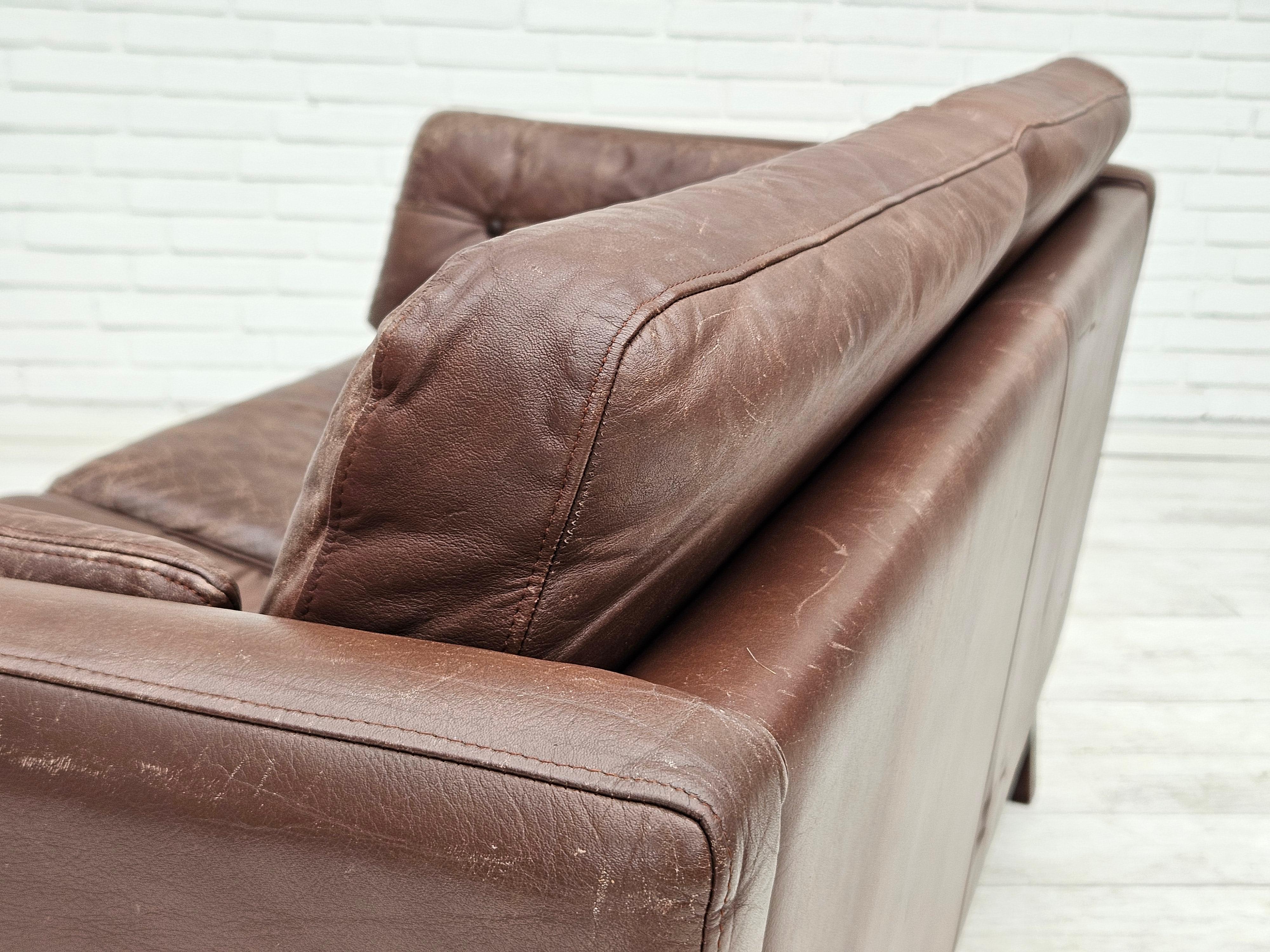 1970s, Danish 2-seater classic sofa, original brown leather. For Sale 3