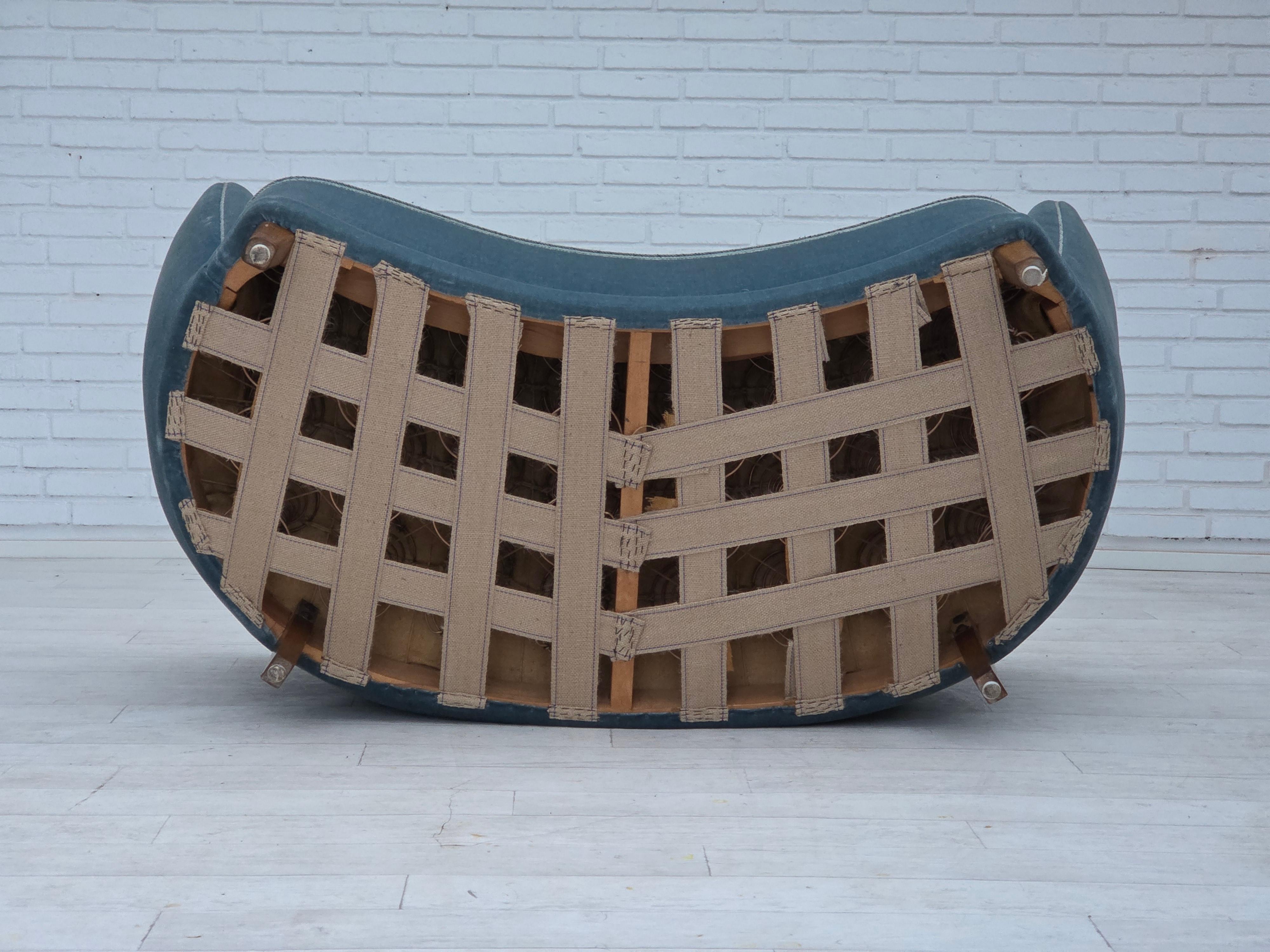 Años 70, sofá danés curvo de 2 plazas, terciopelo azul mueble. en venta 3