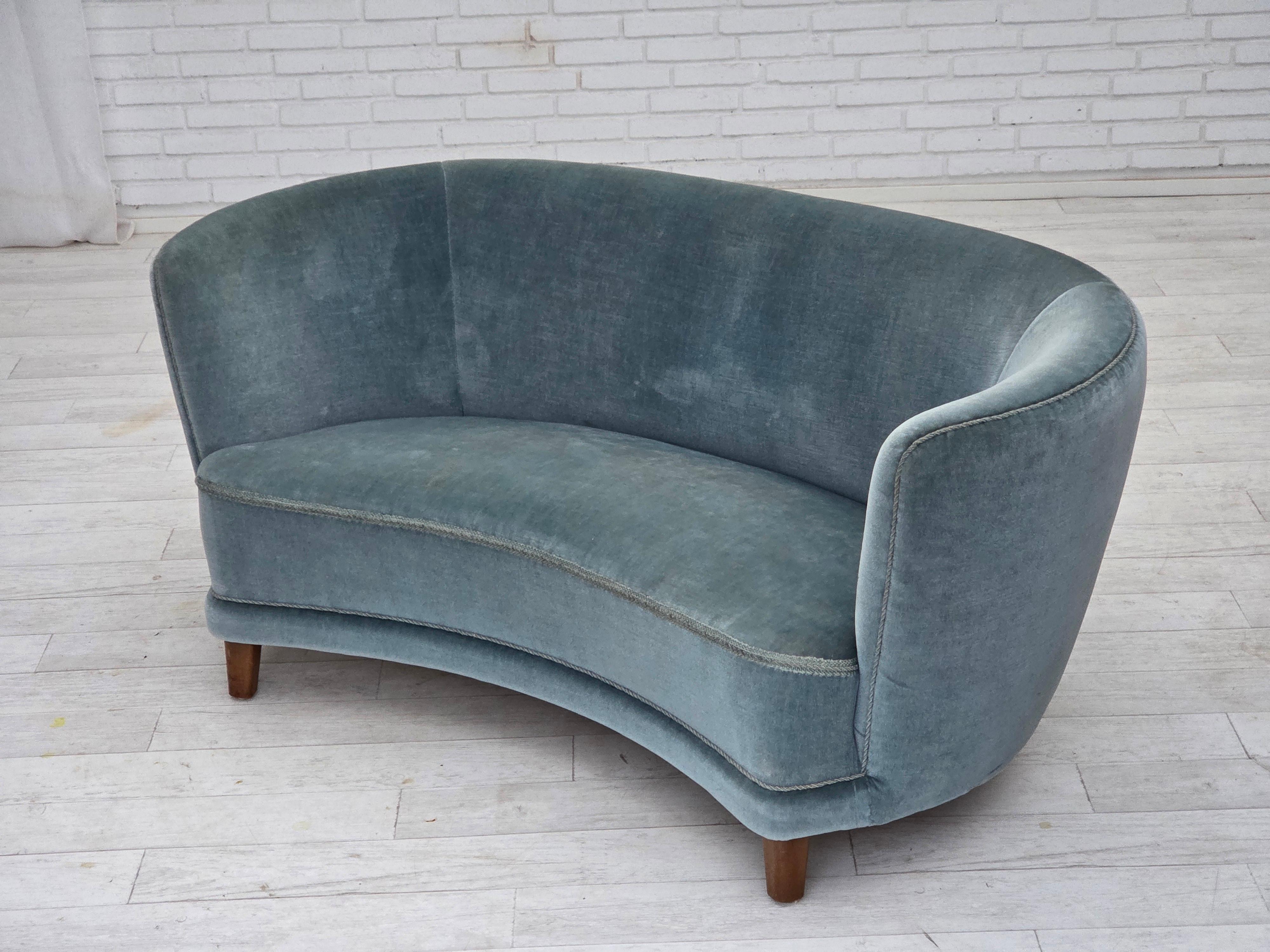 Años 70, sofá danés curvo de 2 plazas, terciopelo azul mueble. en venta 4
