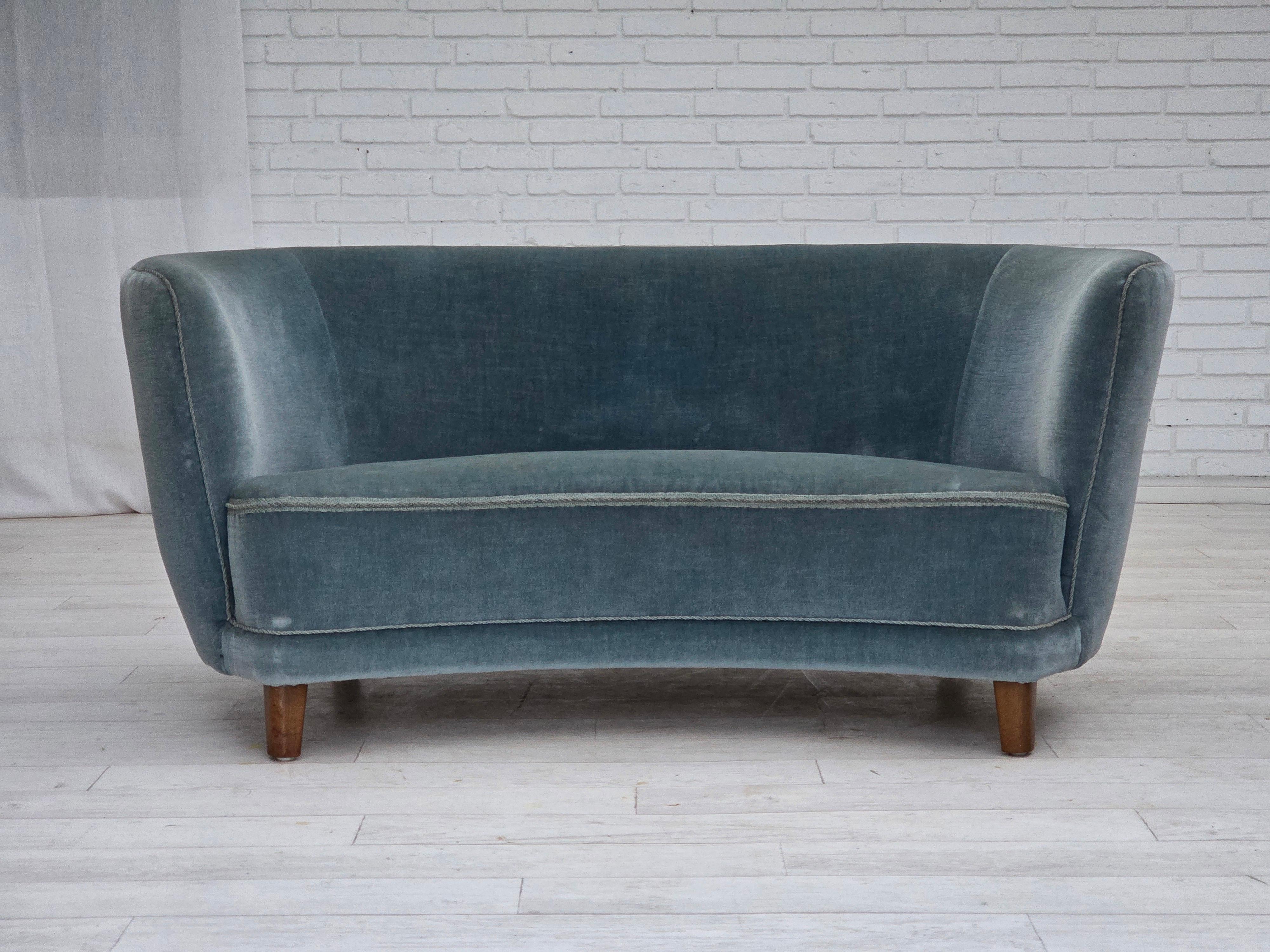 Años 70, sofá danés curvo de 2 plazas. Terciopelo azul para muebles, patas de madera de haya con tacos de latón, muelles de latón en el asiento. Buen estado original: sin olores, sin manchas y construcción estable. Fabricado por un fabricante de