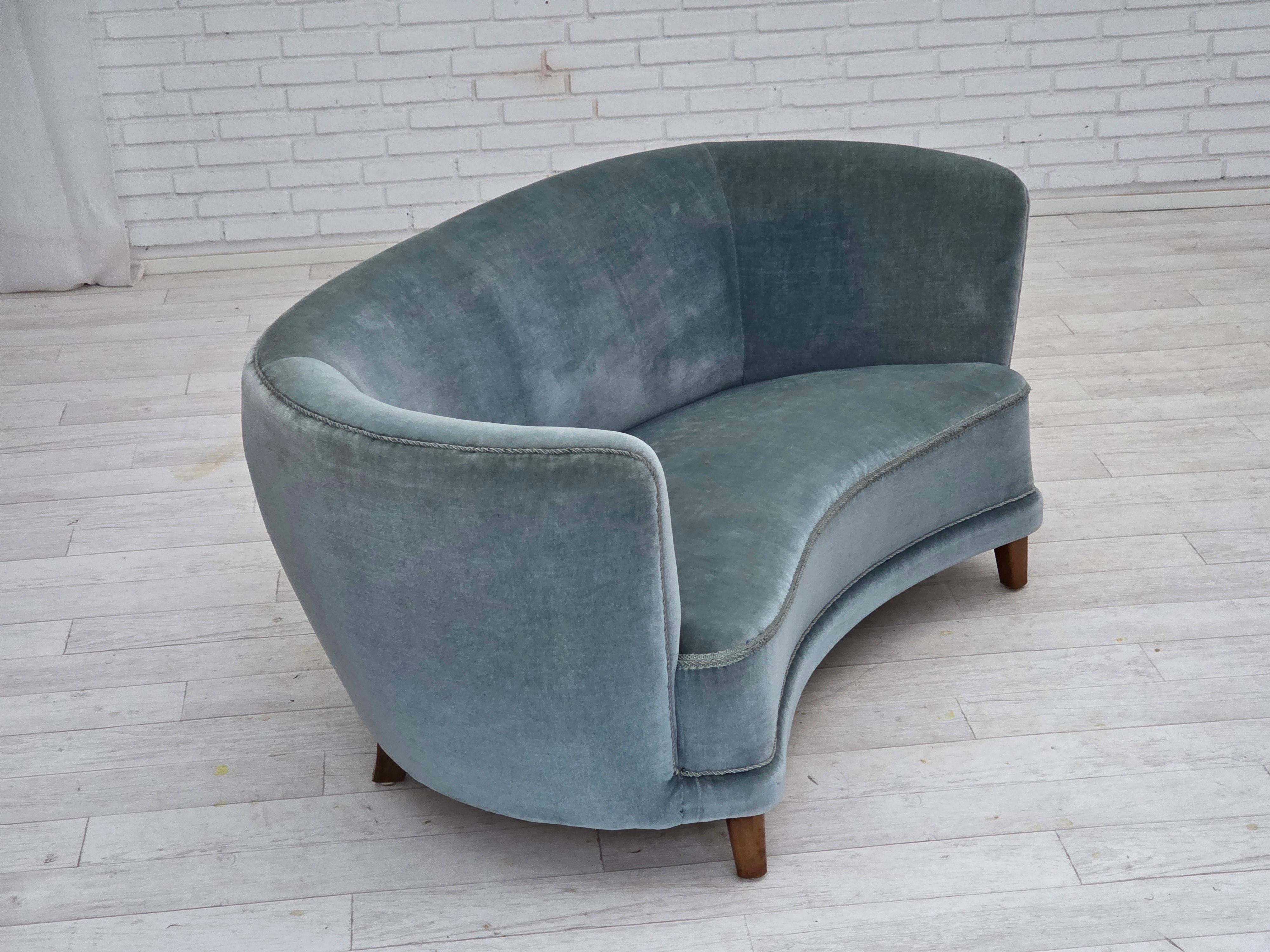 Años 70, sofá danés curvo de 2 plazas, terciopelo azul mueble. en Bueno estado para la venta en Tarm, 82