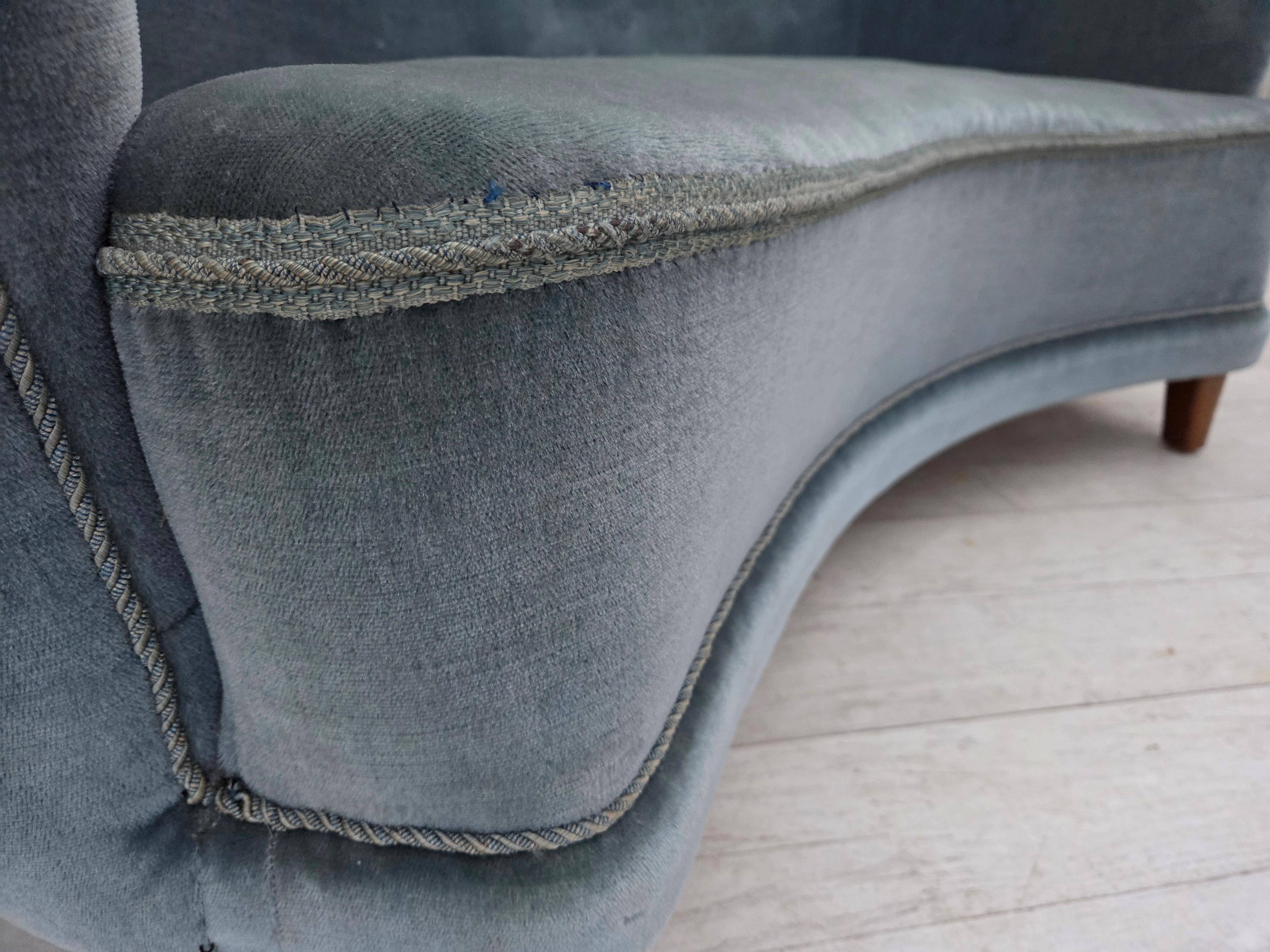 Años 70, sofá danés curvo de 2 plazas, terciopelo azul mueble. finales del siglo XX en venta