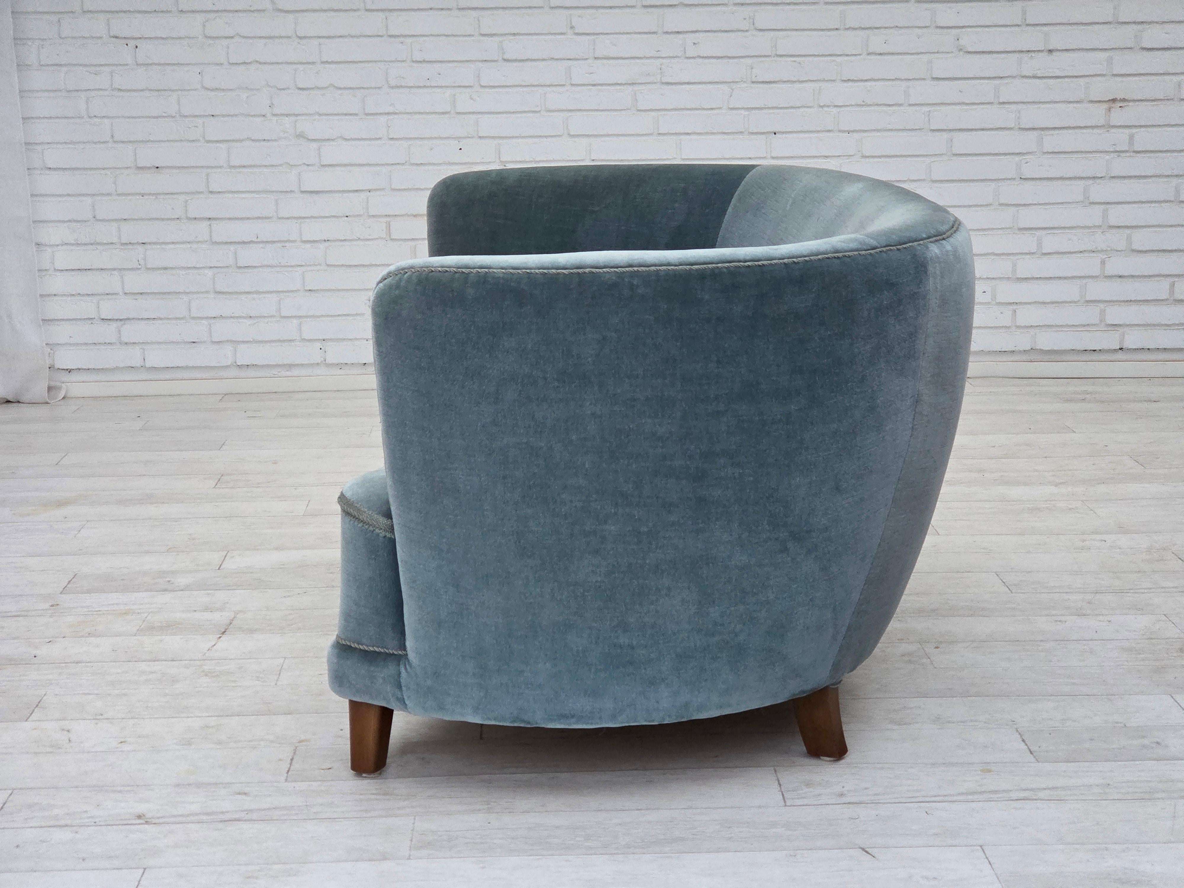 Años 70, sofá danés curvo de 2 plazas, terciopelo azul mueble. en venta 2