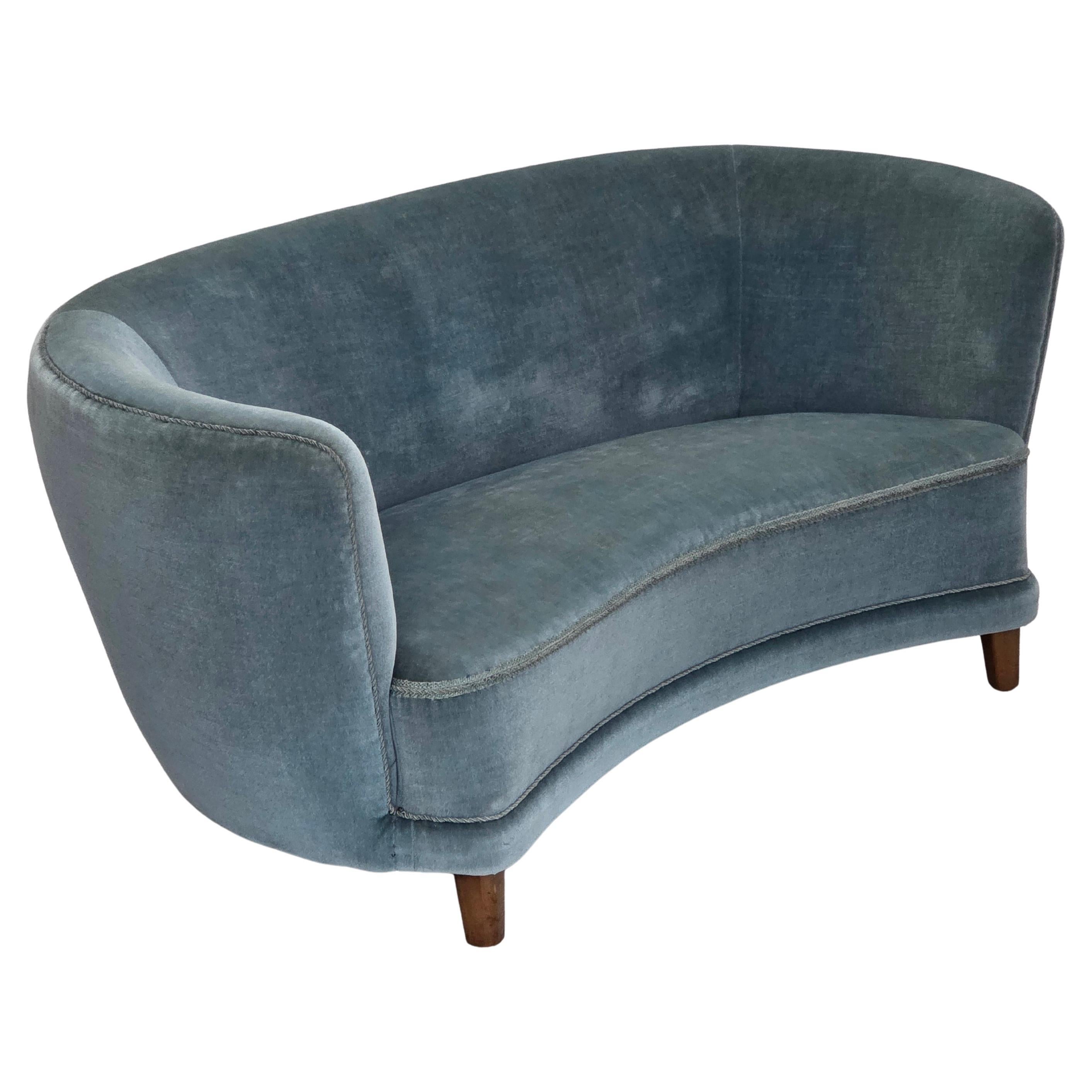 1970, canapé danois 2 places incurvé, velours bleu d'ameublement.