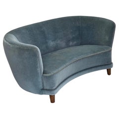 1970, canapé danois 2 places incurvé, velours bleu d'ameublement.