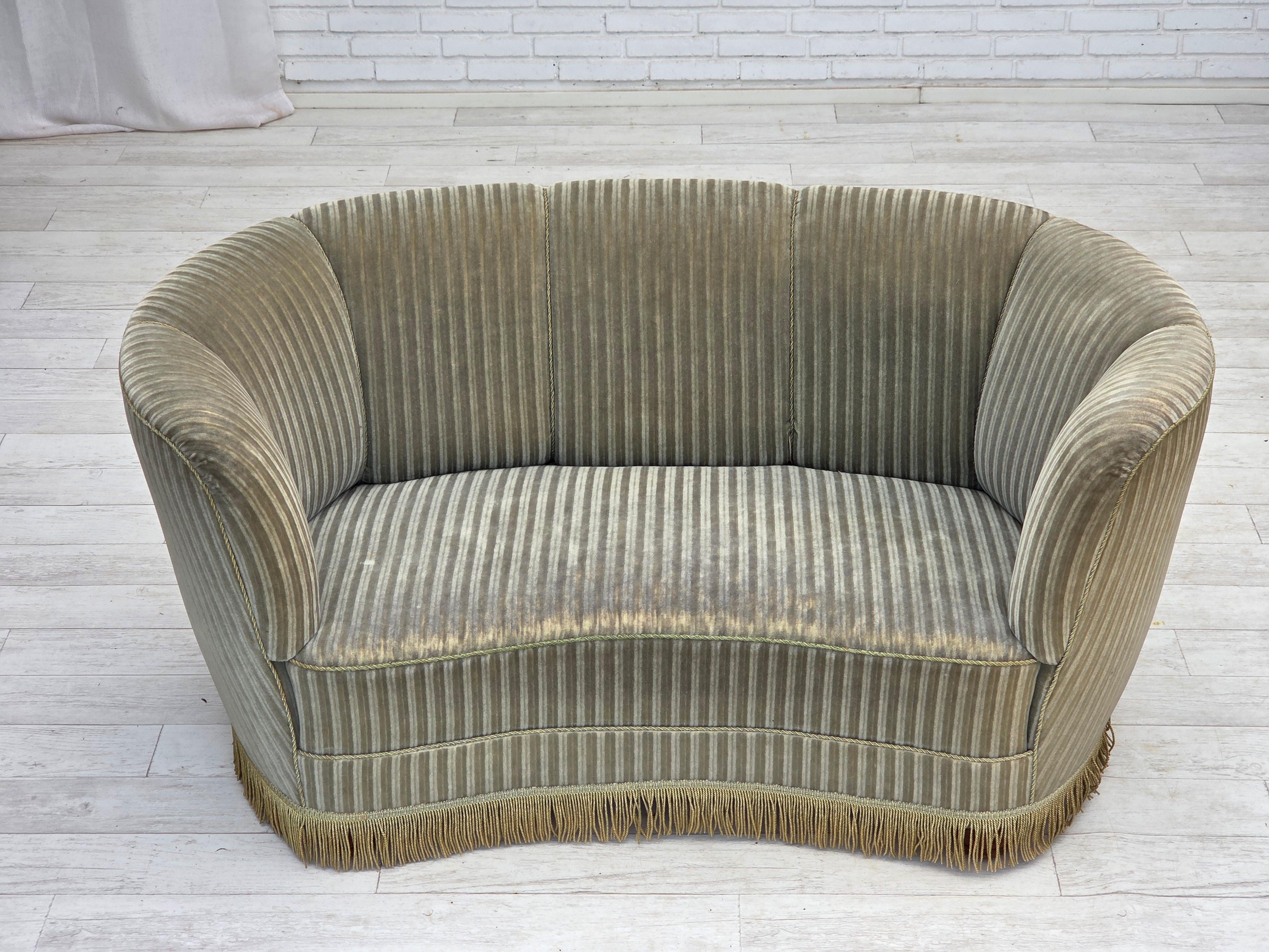 1970er Jahre, dänisches 2-Sitzer-Schwingsofa, Original-Möbel-Velours, Buchenholz. (Skandinavische Moderne) im Angebot