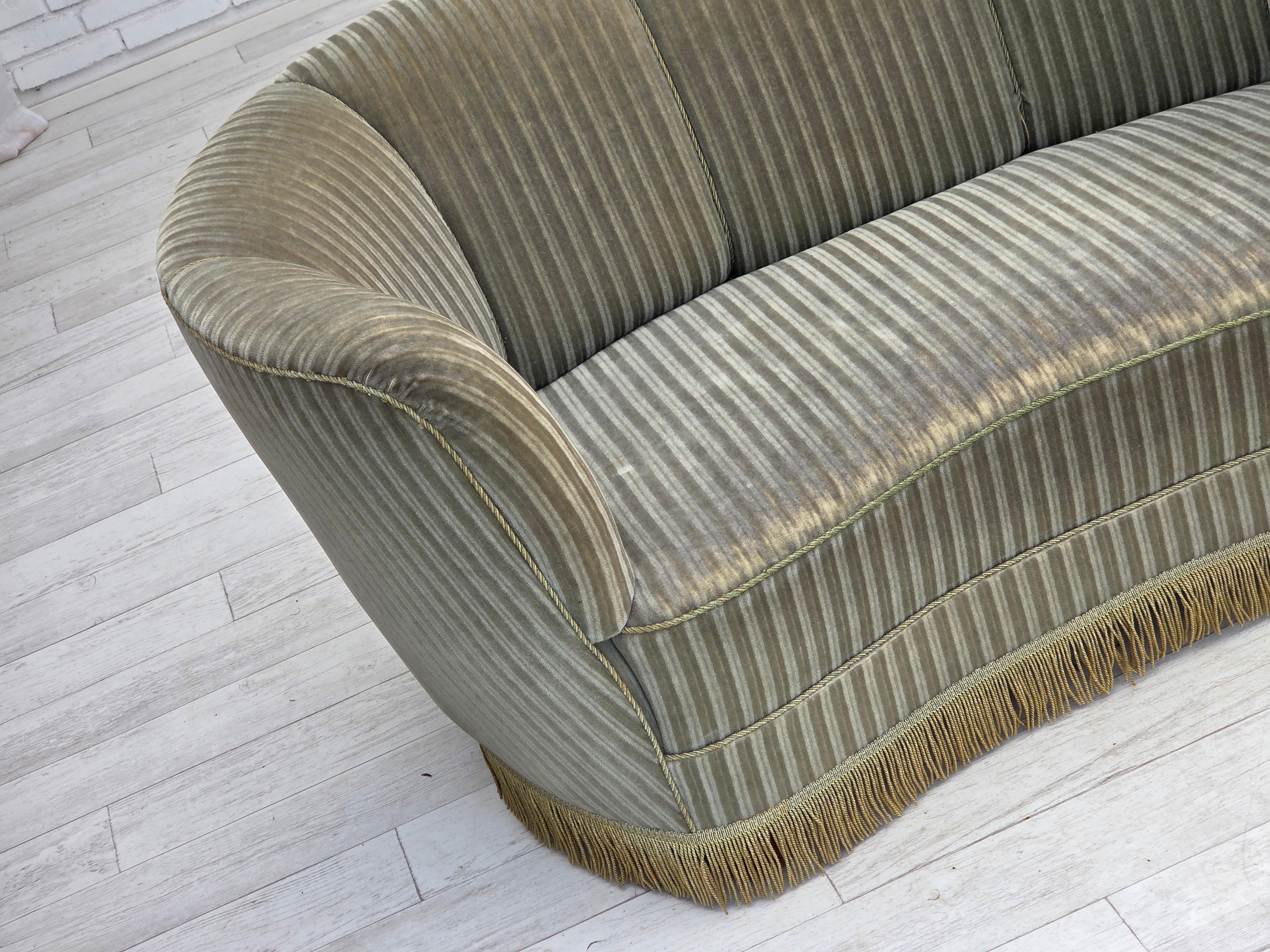 1970er Jahre, dänisches 2-Sitzer-Schwingsofa, Original-Möbel-Velours, Buchenholz. (Dänisch) im Angebot