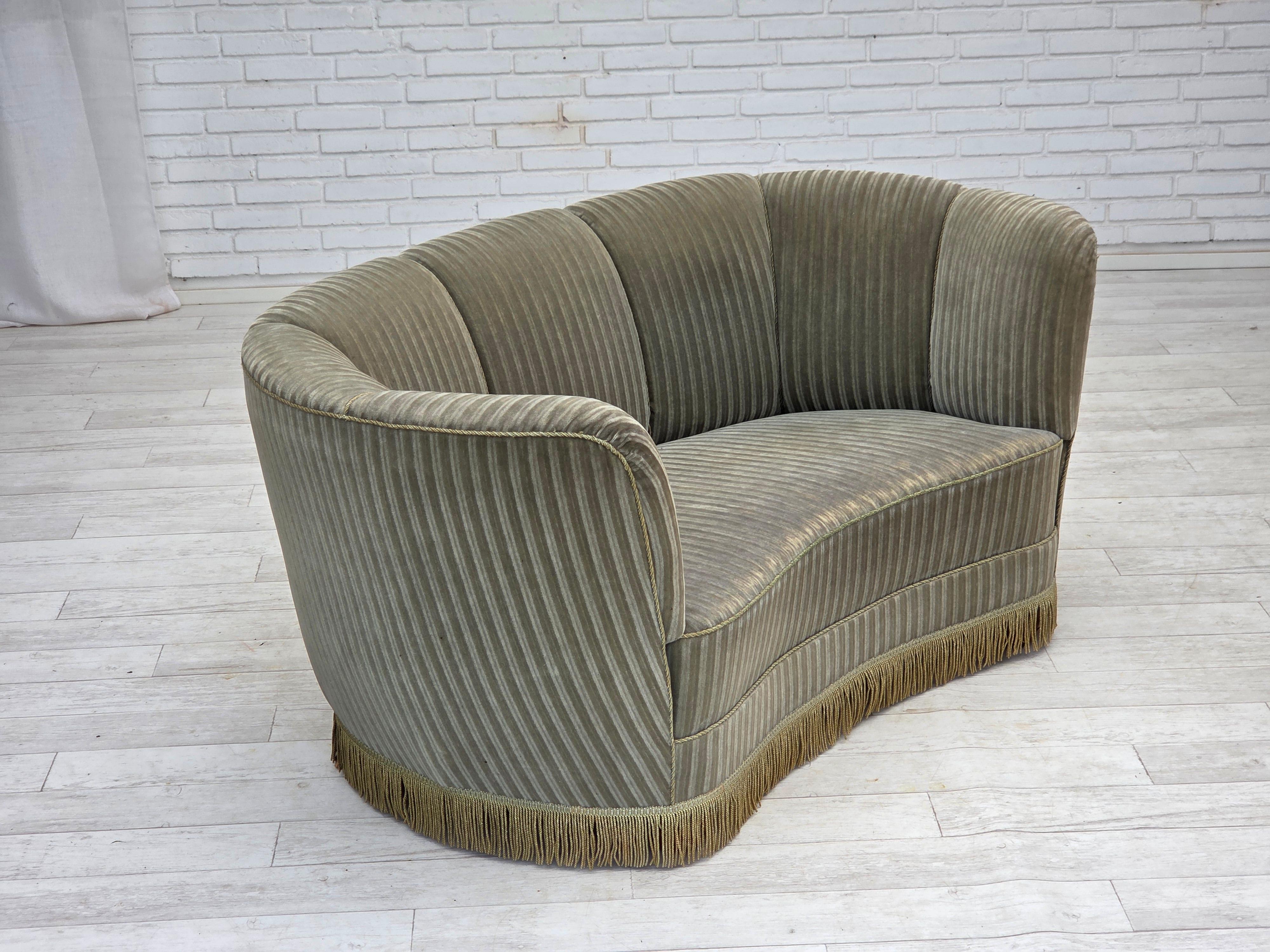 1970er Jahre, dänisches 2-Sitzer-Schwingsofa, Original-Möbel-Velours, Buchenholz. im Zustand „Gut“ im Angebot in Tarm, 82