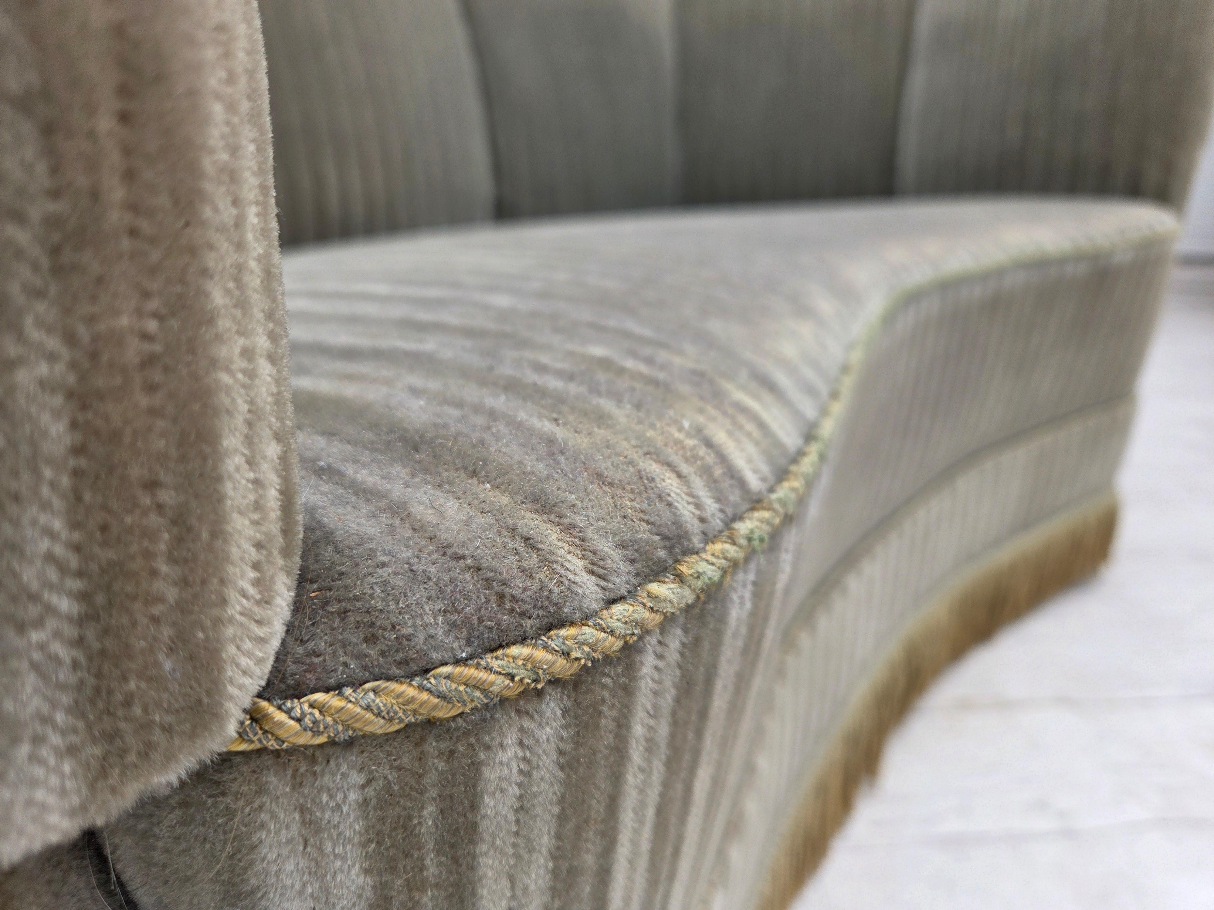 1970er Jahre, dänisches 2-Sitzer-Schwingsofa, Original-Möbel-Velours, Buchenholz. (Mitte des 20. Jahrhunderts) im Angebot