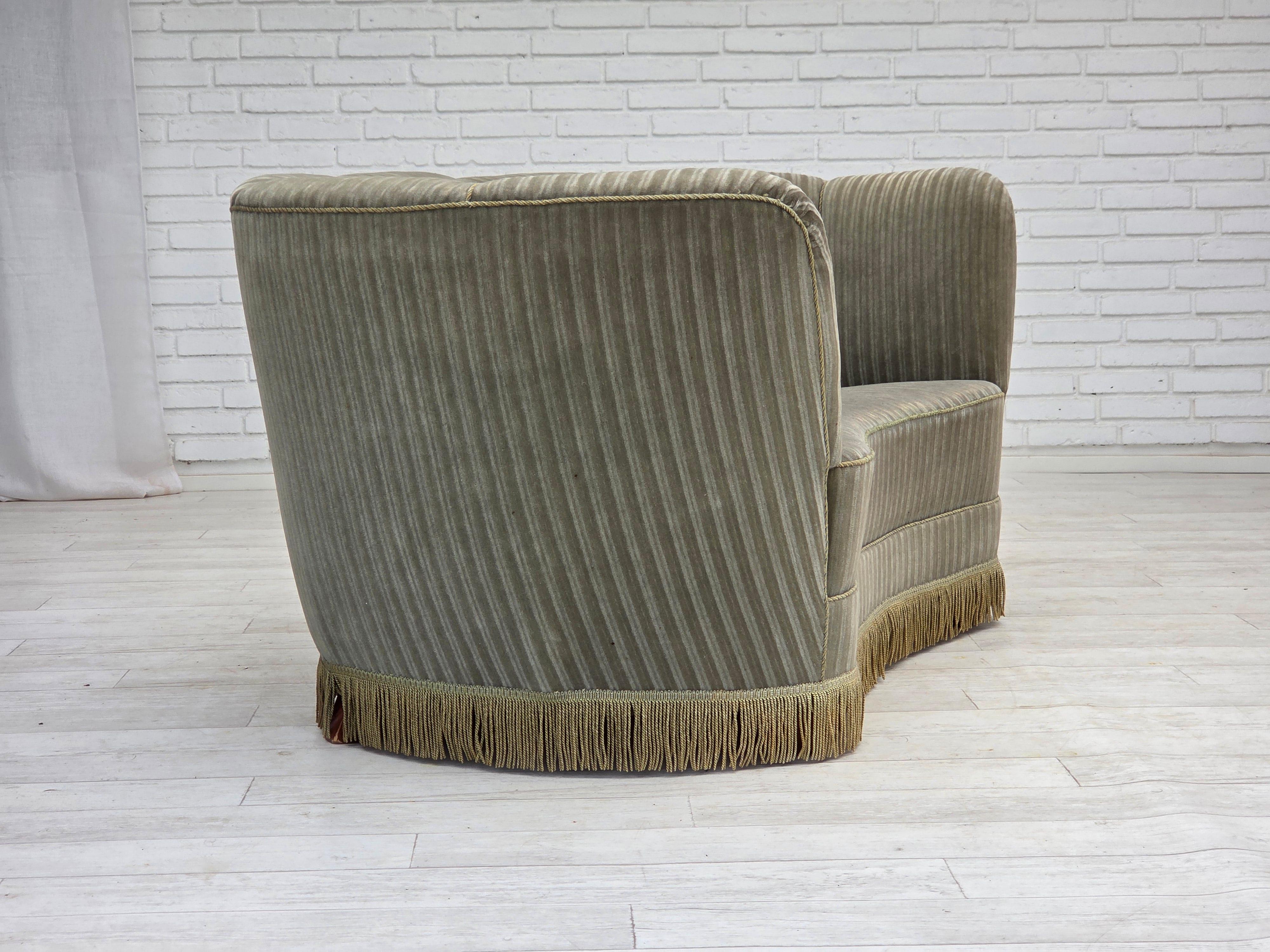 1970er Jahre, dänisches 2-Sitzer-Schwingsofa, Original-Möbel-Velours, Buchenholz. (Samt) im Angebot