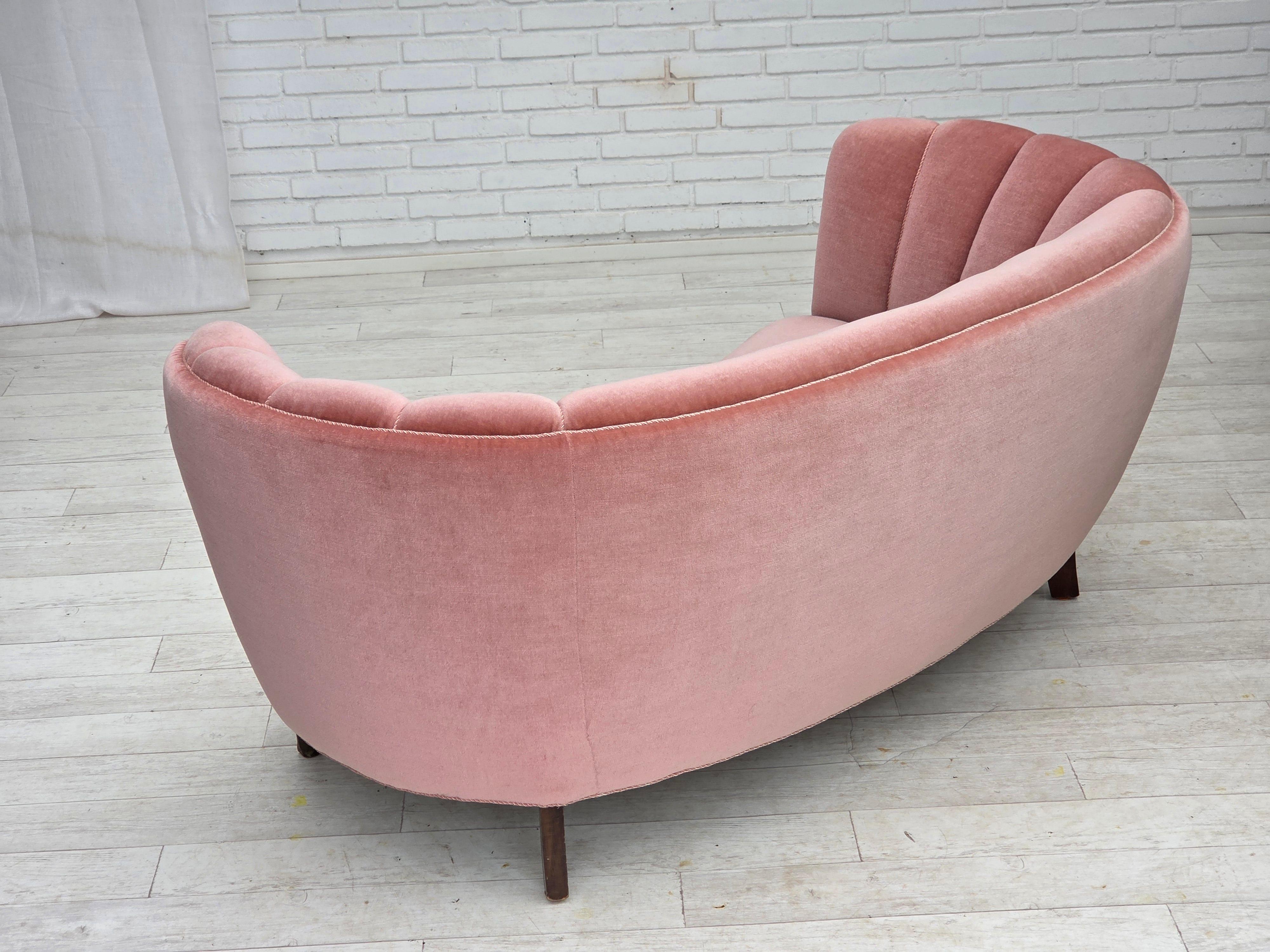 1970s, Danish 2-seater curved sofa, original salmon pink furniture velour. en vente 3