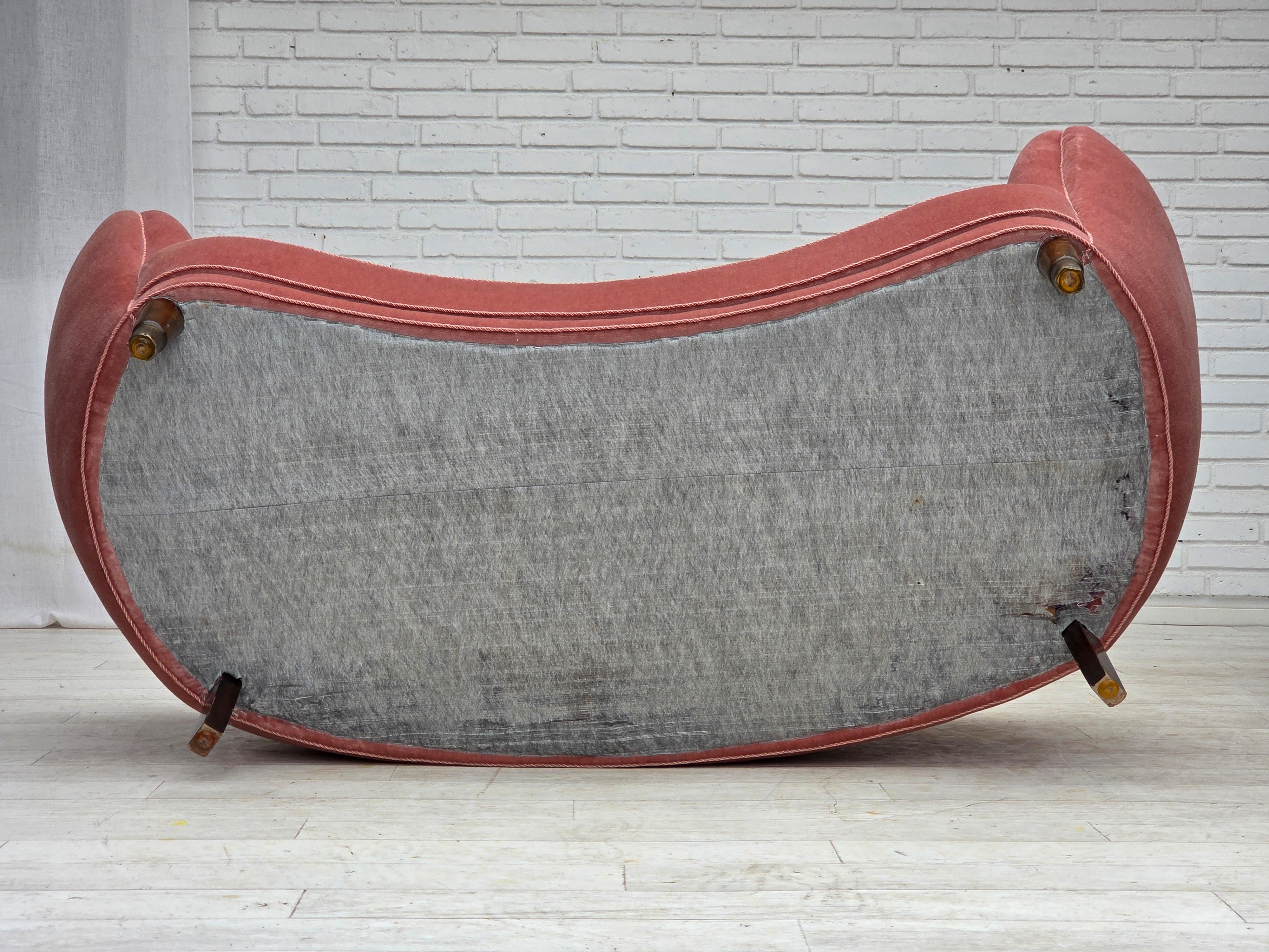 1970s, Danish 2-seater curved sofa, original salmon pink furniture velour. en vente 4