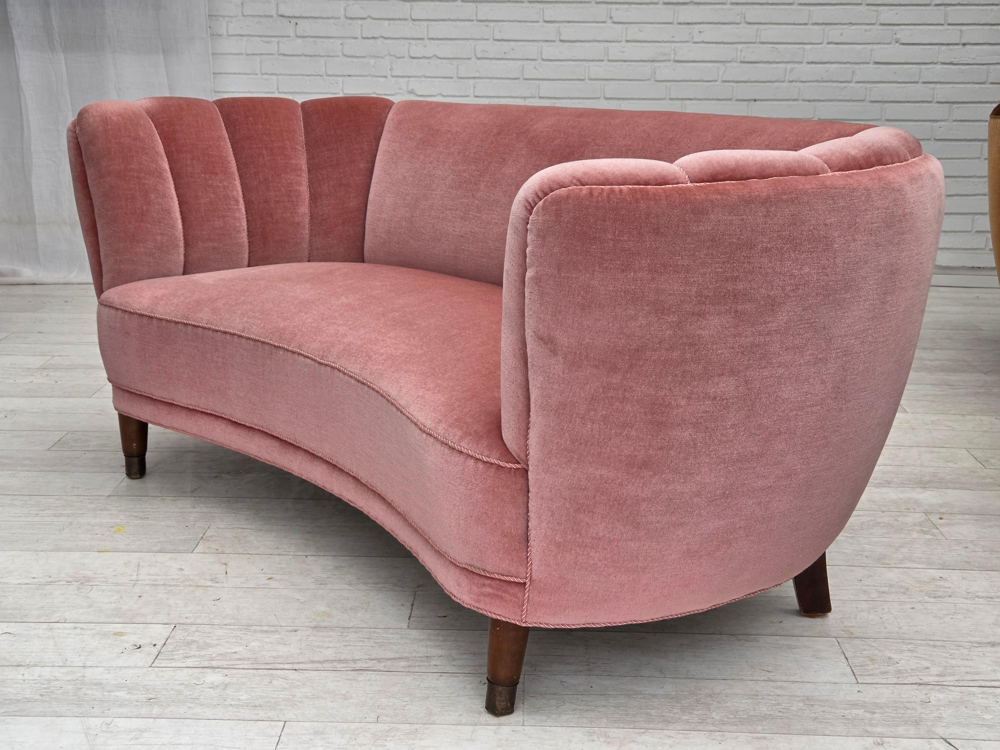 1970s, Danish 2-seater curved sofa, original salmon pink furniture velour. en vente 5
