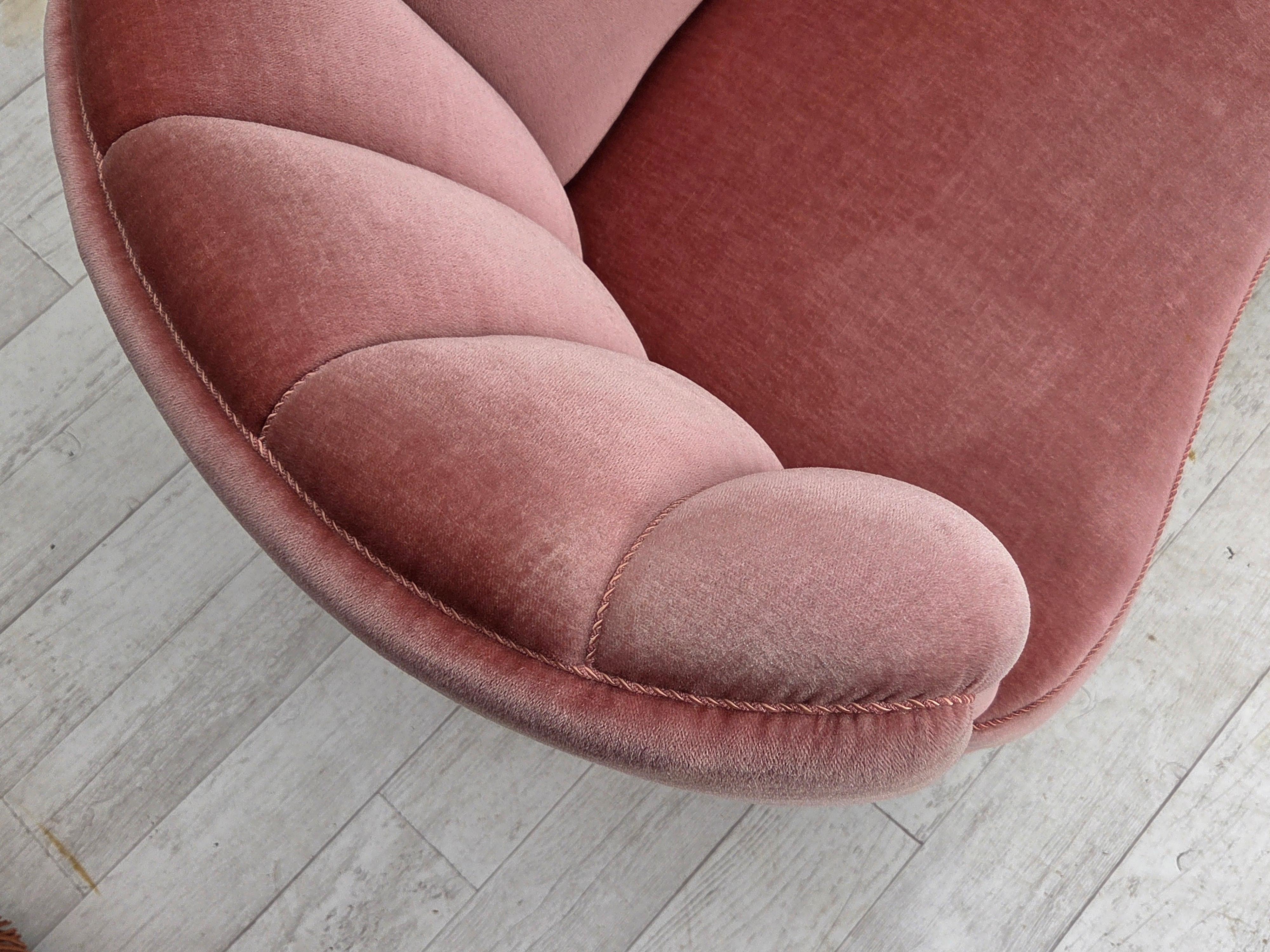 1970s, Danish 2-seater curved sofa, original salmon pink furniture velour. en vente 8