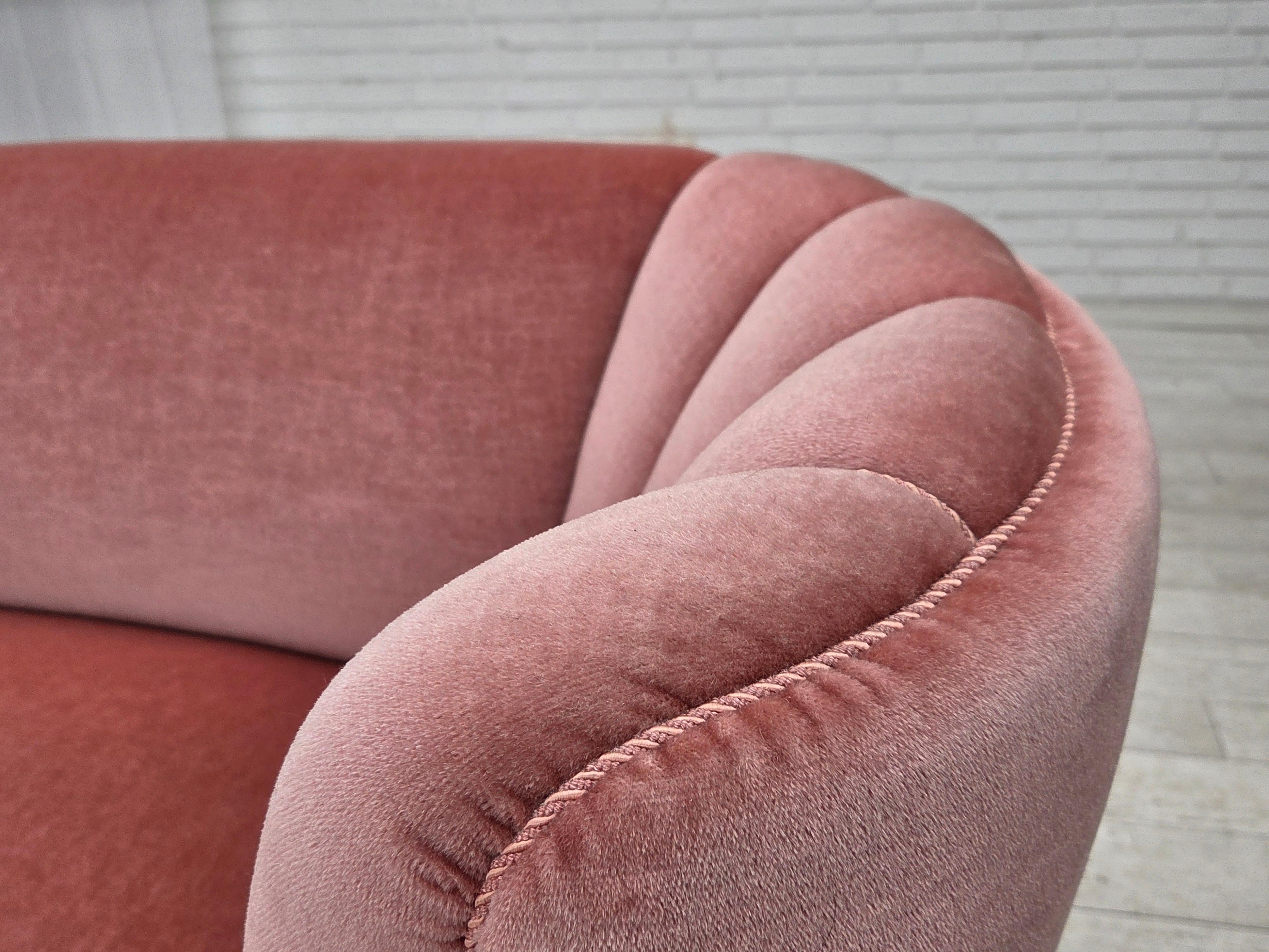 1970s, Danish 2-seater curved sofa, original salmon pink furniture velour. en vente 9