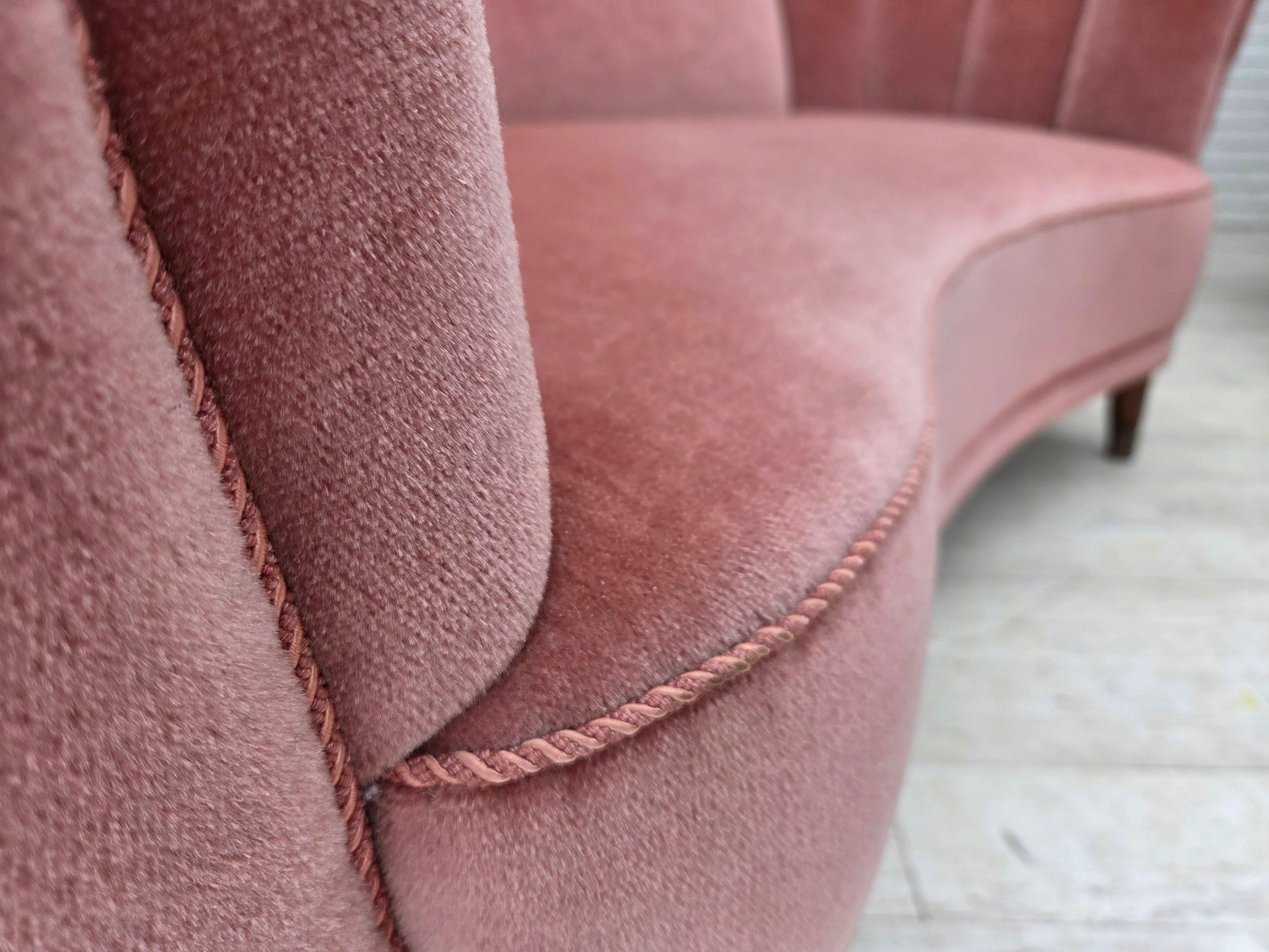 1970s, Danish 2-seater curved sofa, original salmon pink furniture velour. en vente 10