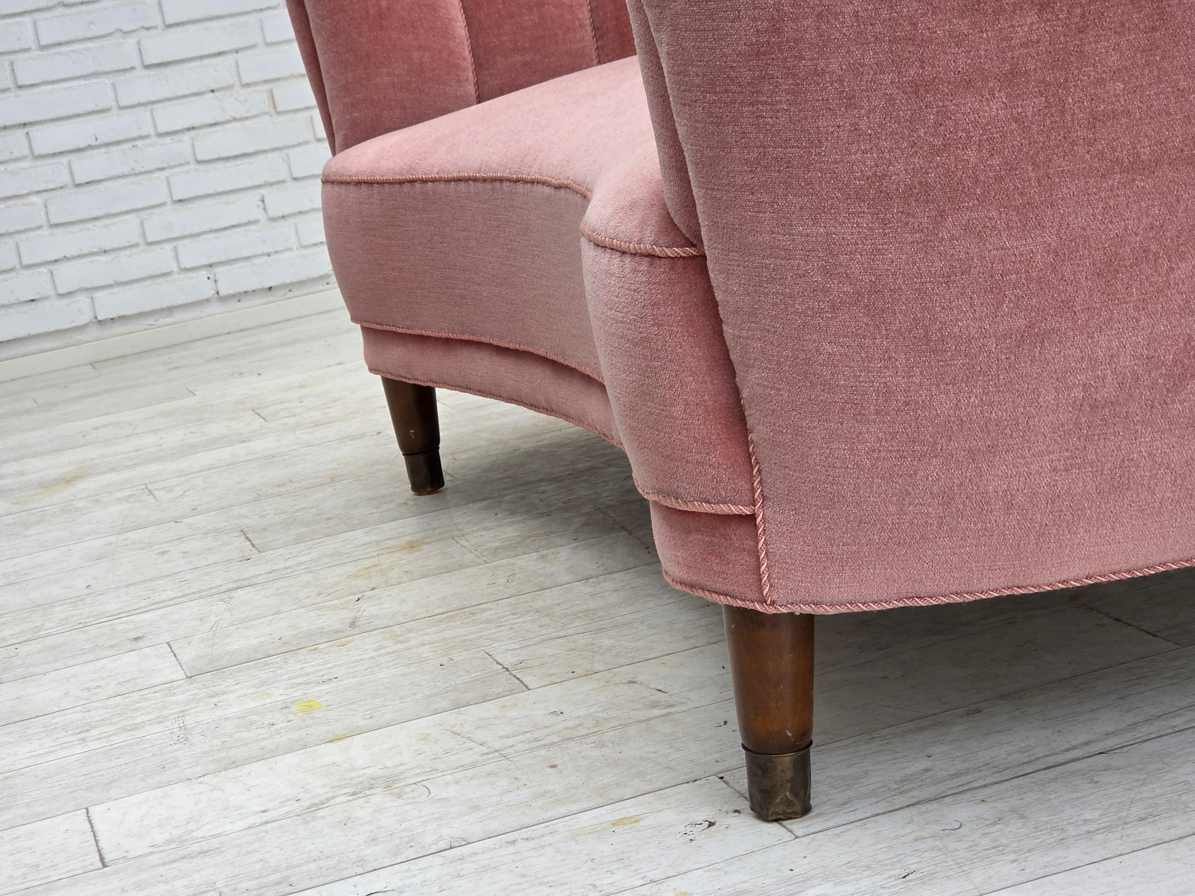 1970s, Danish 2-seater curved sofa, original salmon pink furniture velour. en vente 11