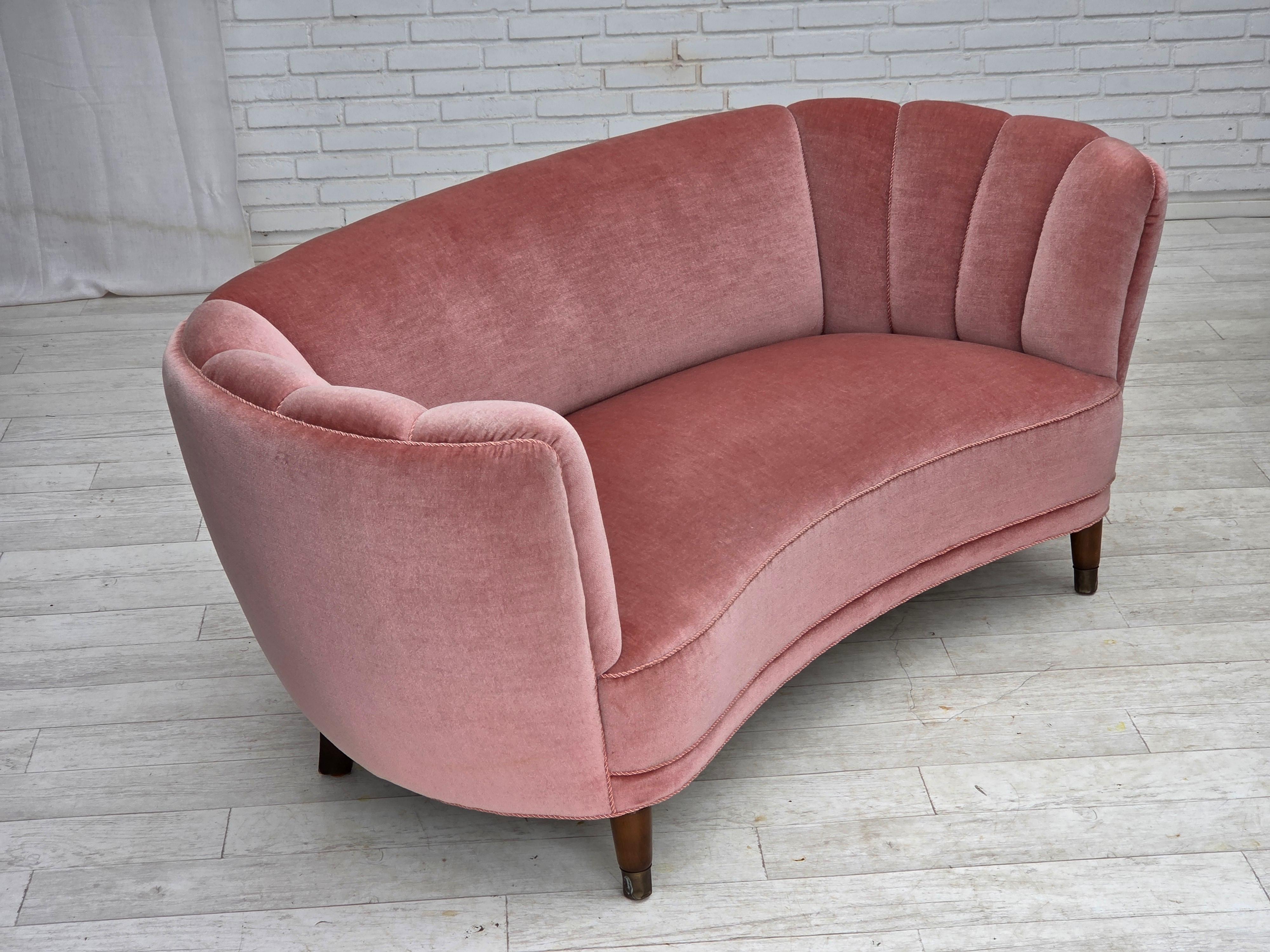 Scandinave moderne 1970s, Danish 2-seater curved sofa, original salmon pink furniture velour. en vente