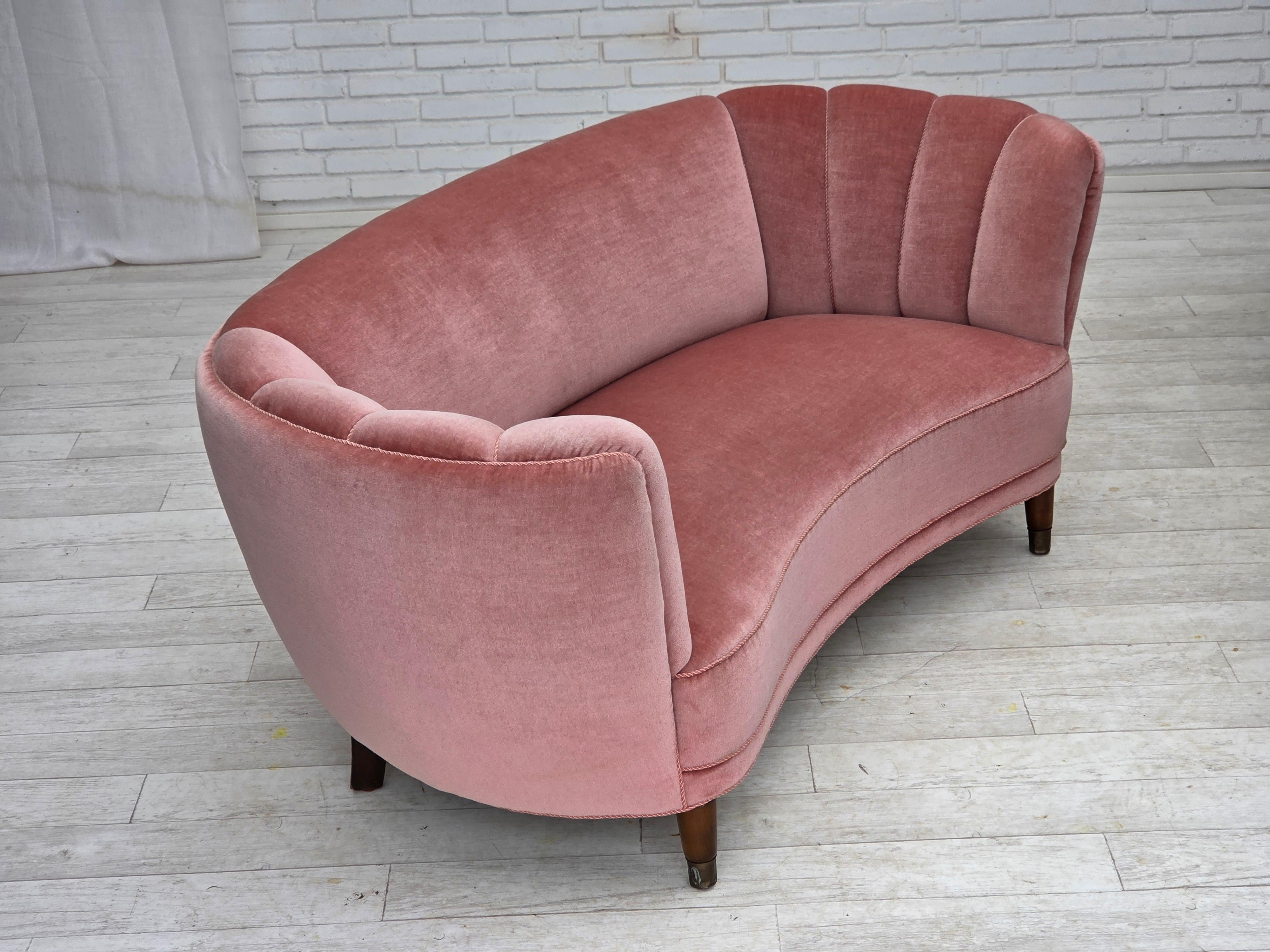 Danois 1970s, Danish 2-seater curved sofa, original salmon pink furniture velour. en vente