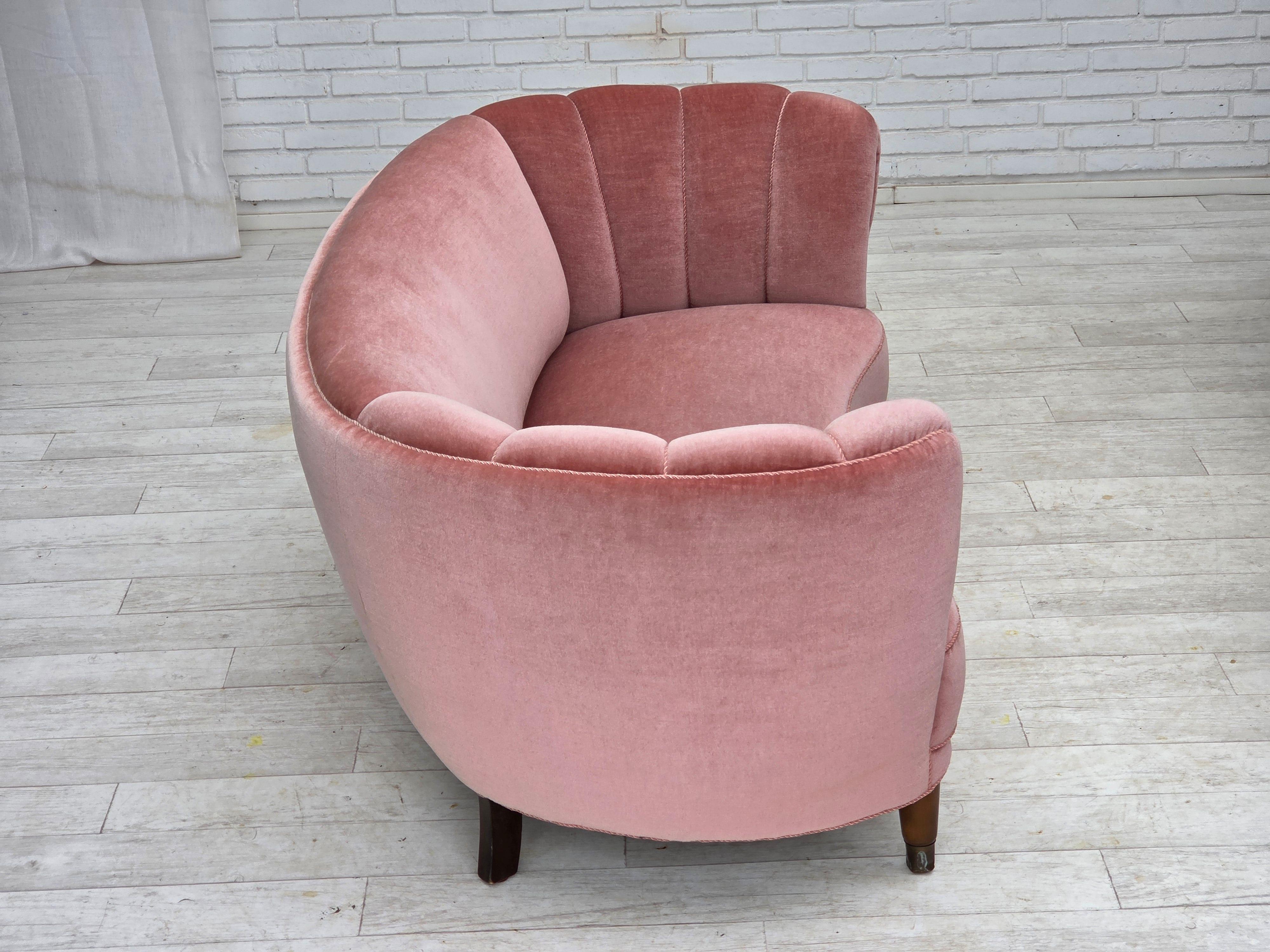 1970s, Danish 2-seater curved sofa, original salmon pink furniture velour. Bon état - En vente à Tarm, 82