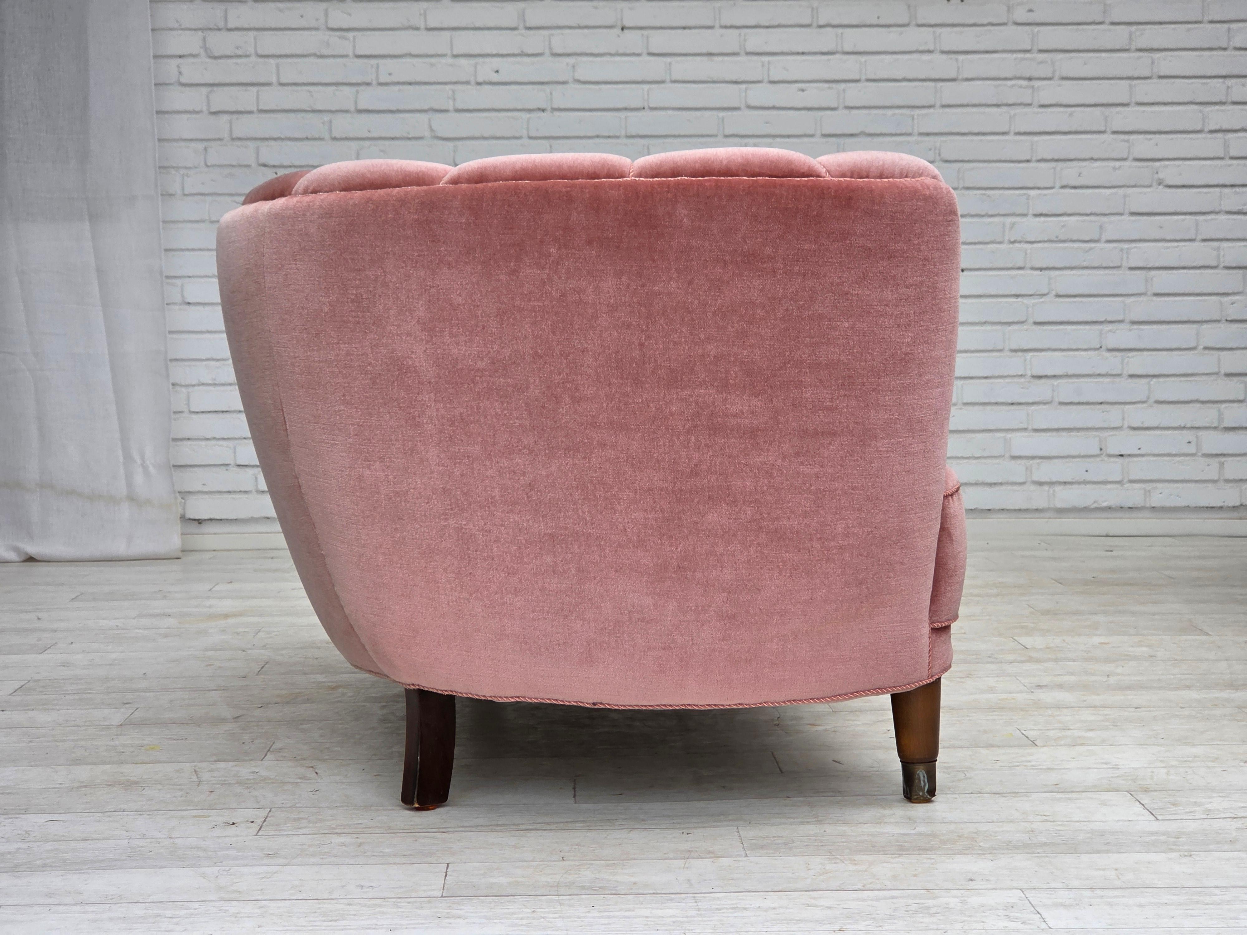 Milieu du XXe siècle 1970s, Danish 2-seater curved sofa, original salmon pink furniture velour. en vente