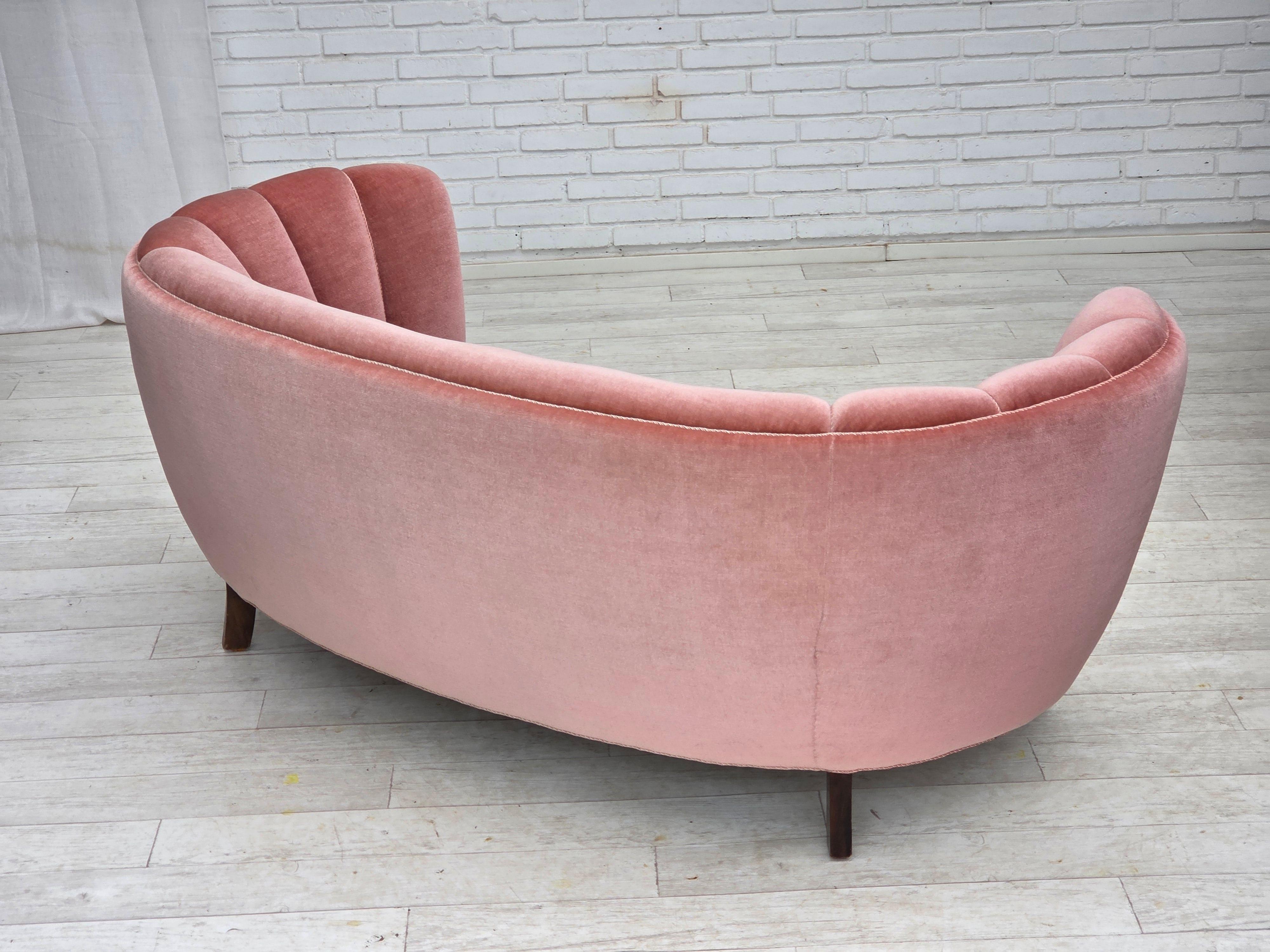 Velours 1970s, Danish 2-seater curved sofa, original salmon pink furniture velour. en vente