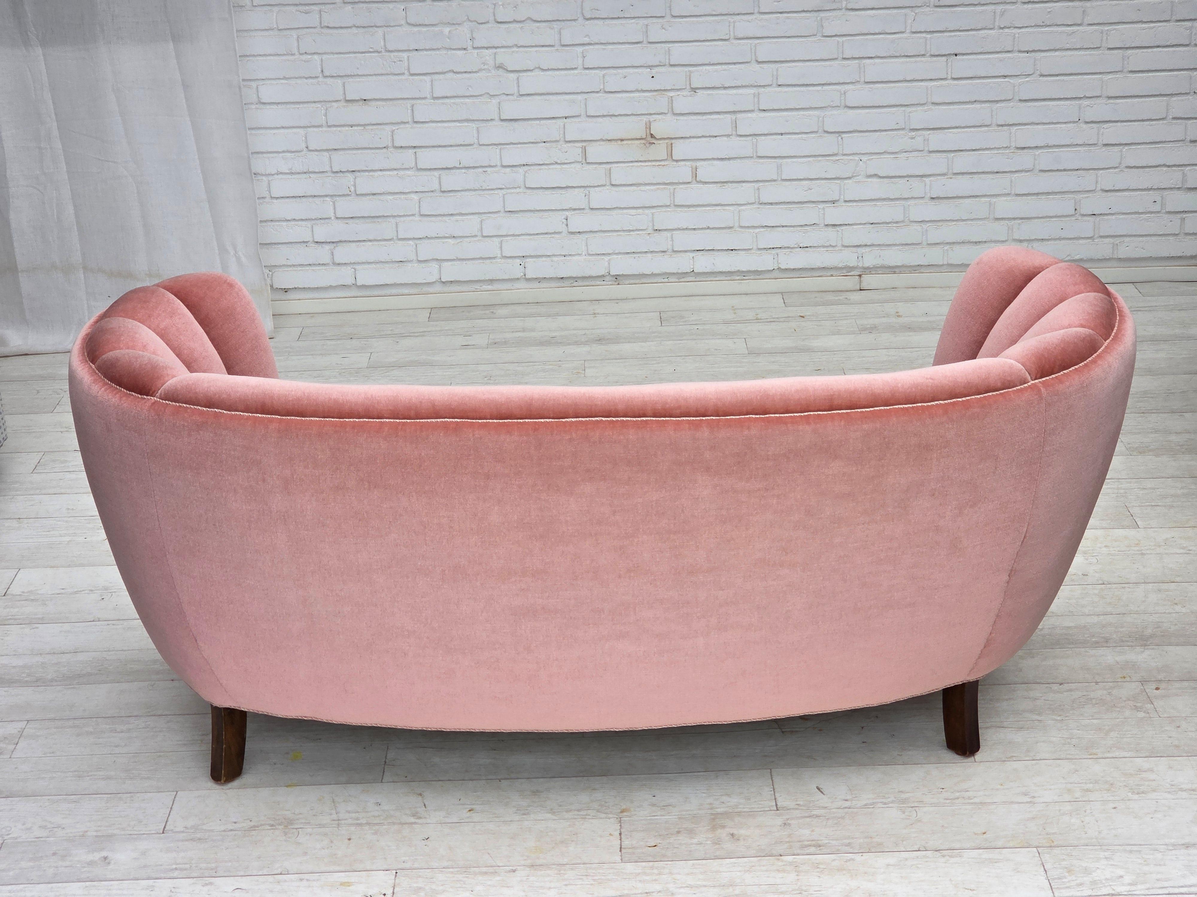 1970s, Danish 2-seater curved sofa, original salmon pink furniture velour. en vente 1