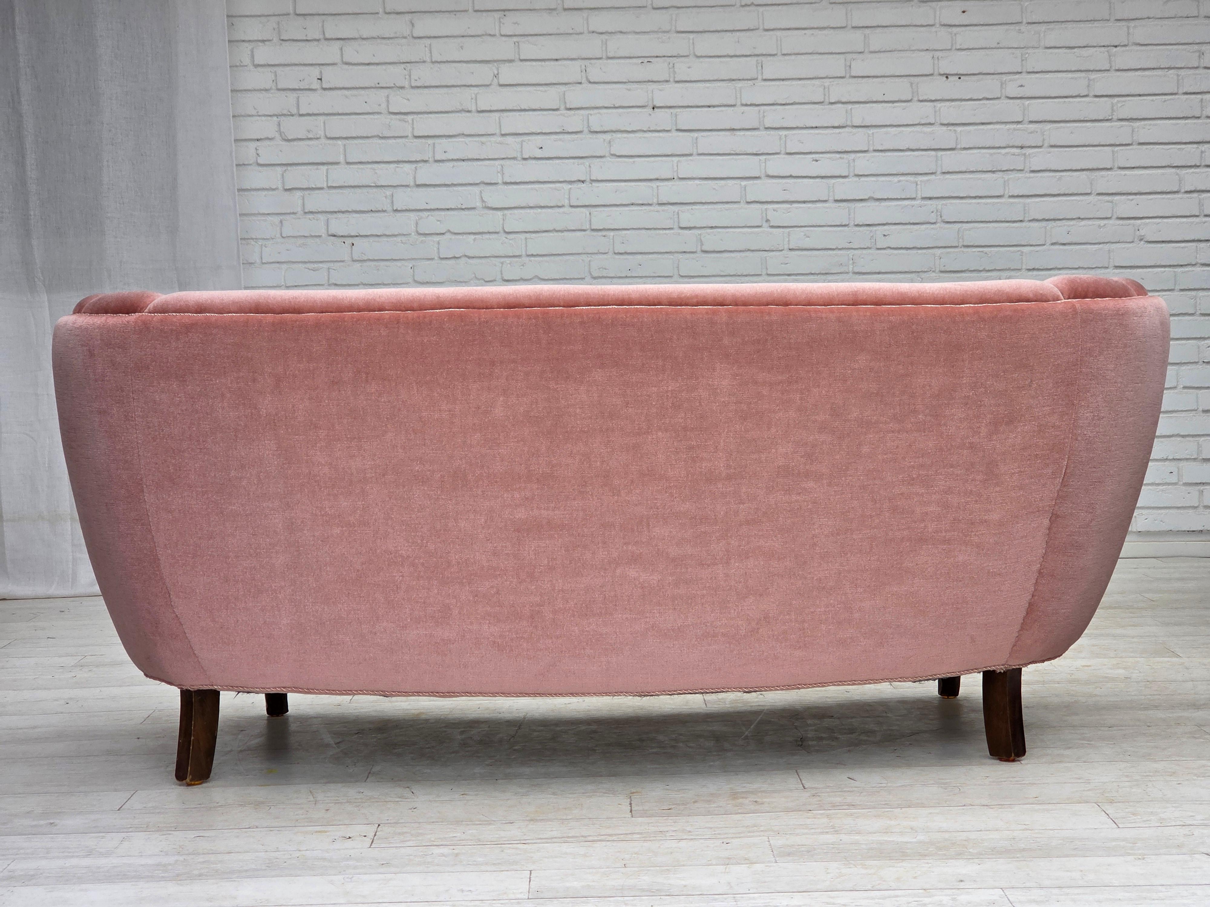 1970s, Danish 2-seater curved sofa, original salmon pink furniture velour. en vente 2
