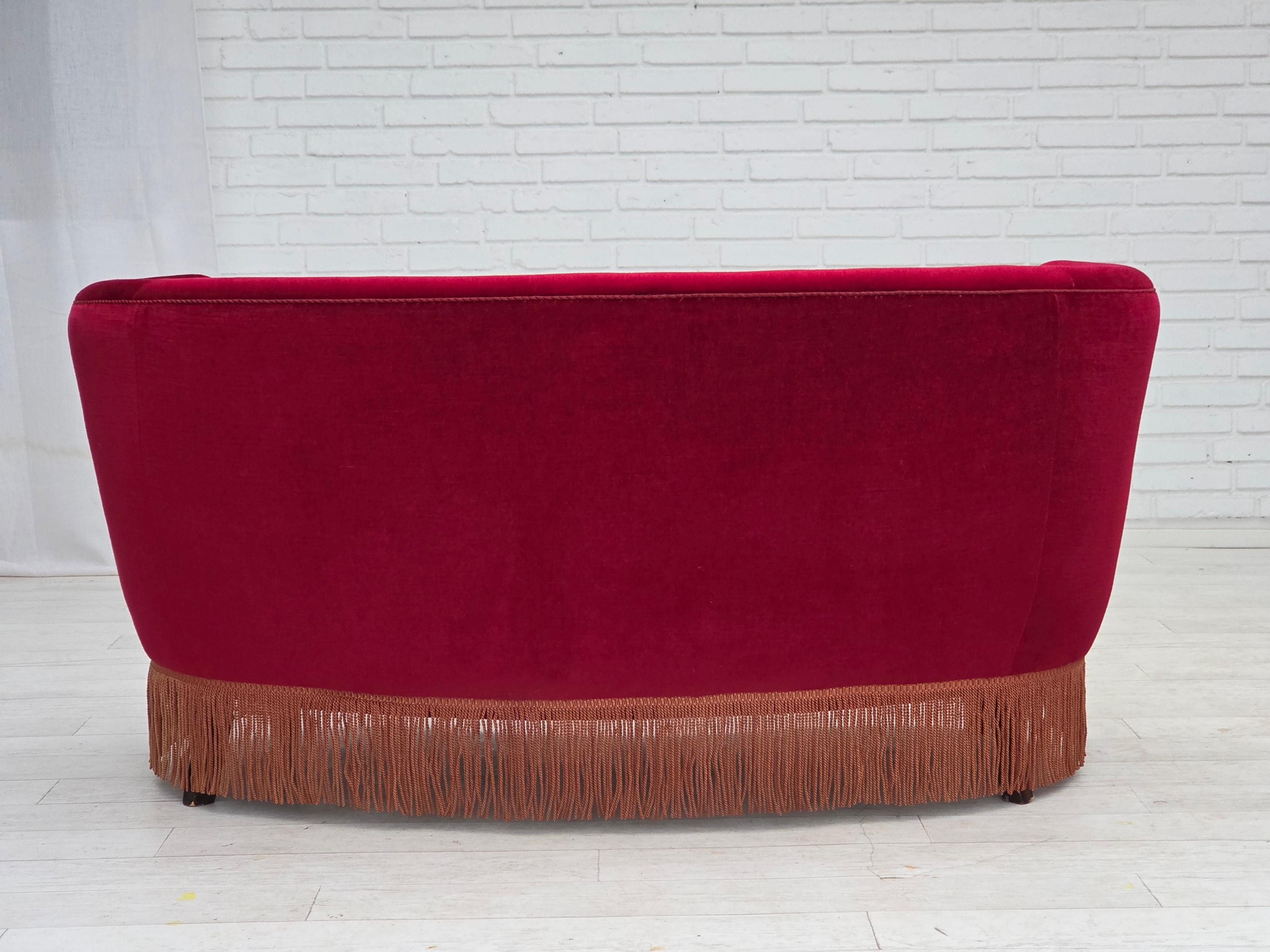 1970er Jahre, dänisches 2-Sitzer-Schwingsofa, roter Möbelvelours, Buchenholz. im Angebot 3
