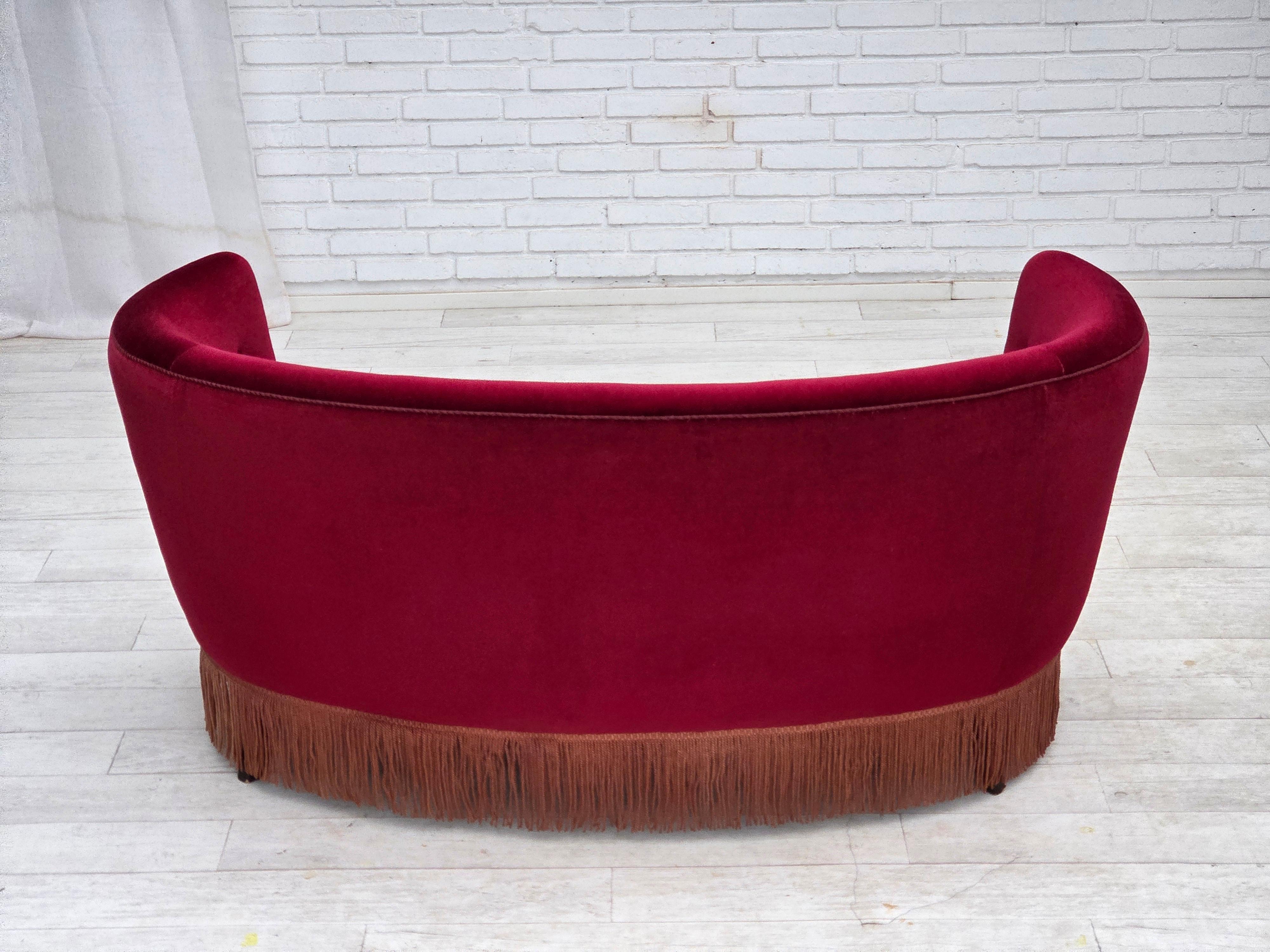 1970er Jahre, dänisches 2-Sitzer-Schwingsofa, roter Möbelvelours, Buchenholz. im Angebot 4