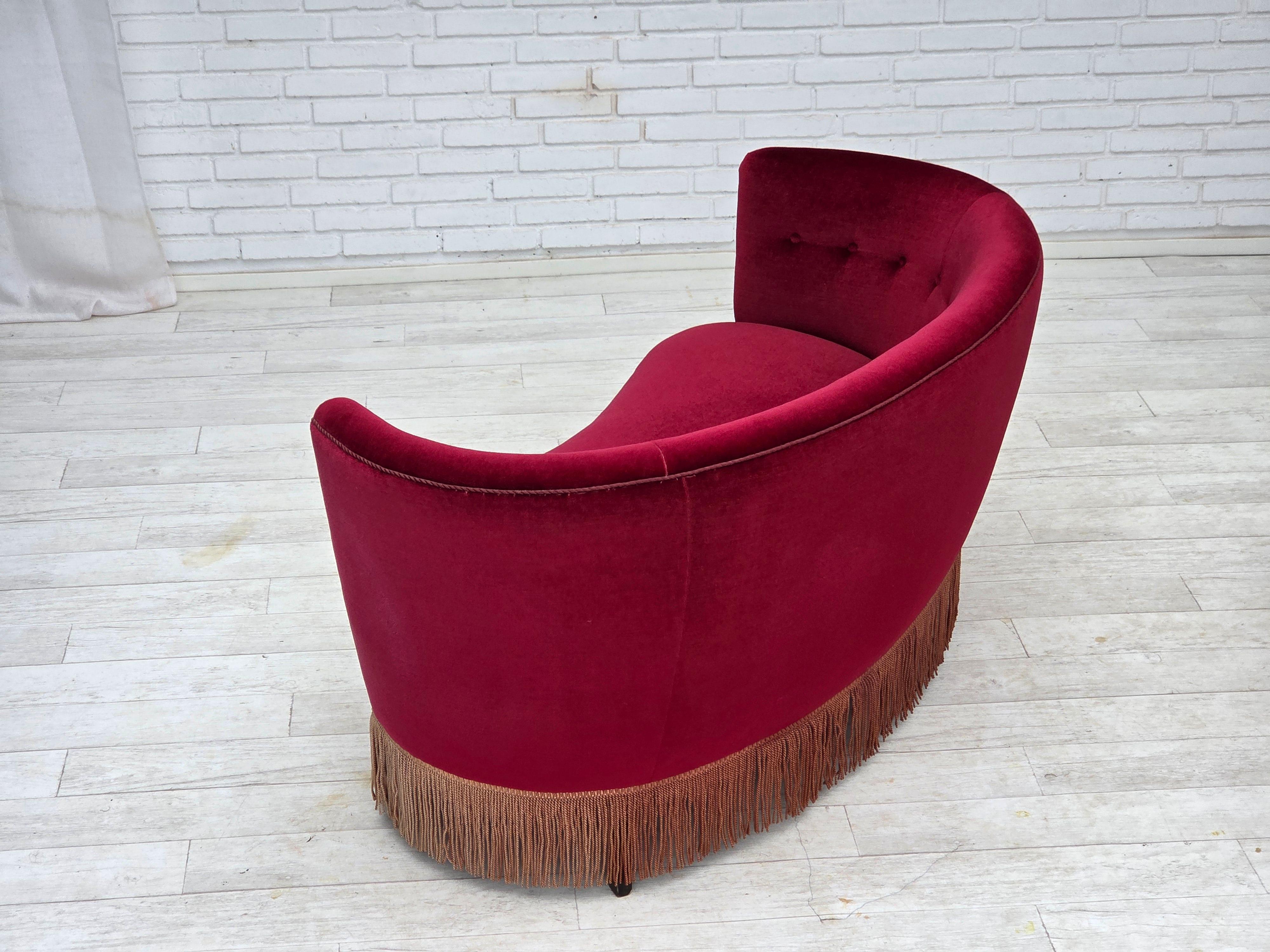 1970er Jahre, dänisches 2-Sitzer-Schwingsofa, roter Möbelvelours, Buchenholz. im Angebot 5