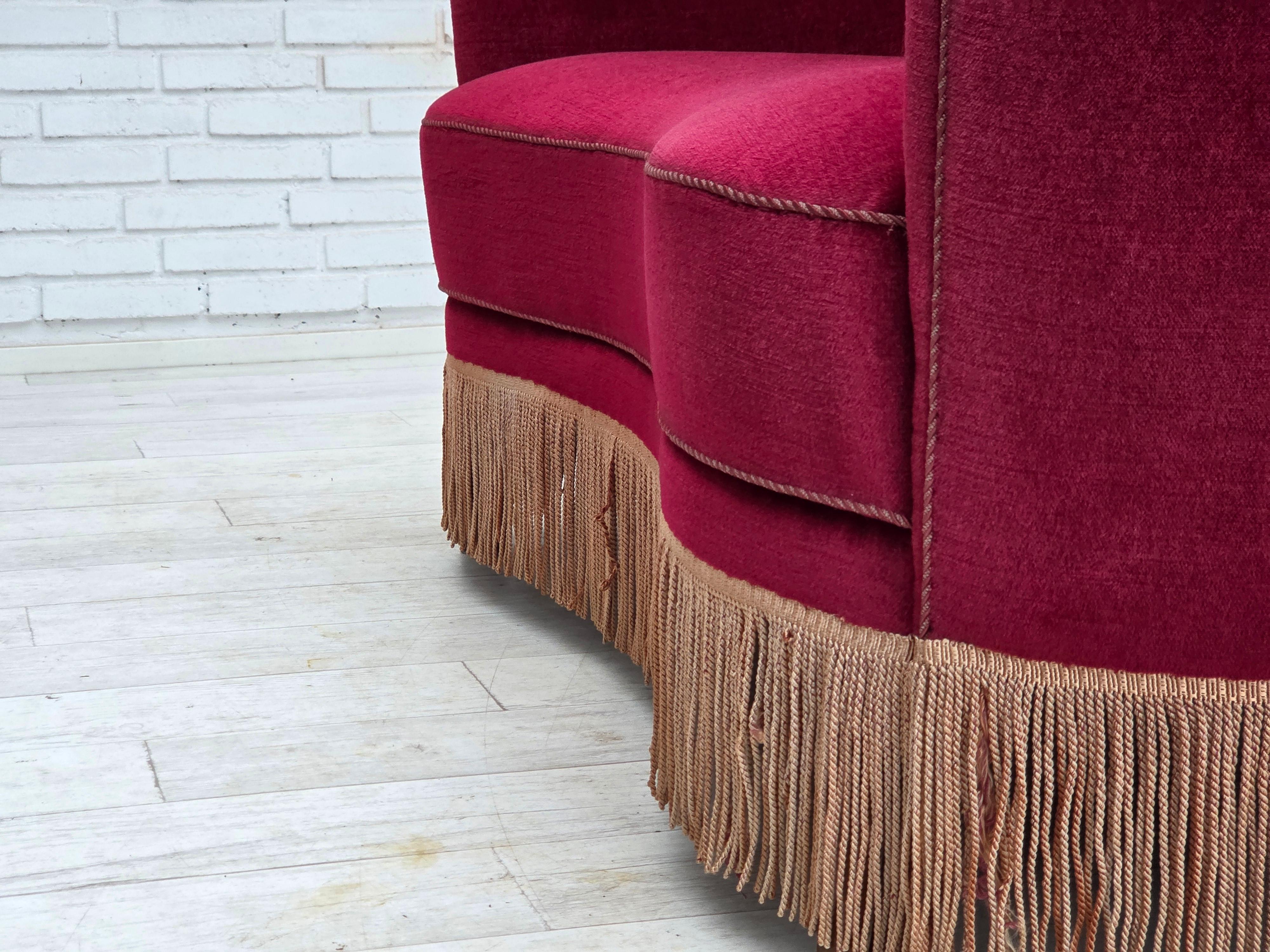 1970er Jahre, dänisches 2-Sitzer-Schwingsofa, roter Möbelvelours, Buchenholz. im Angebot 6
