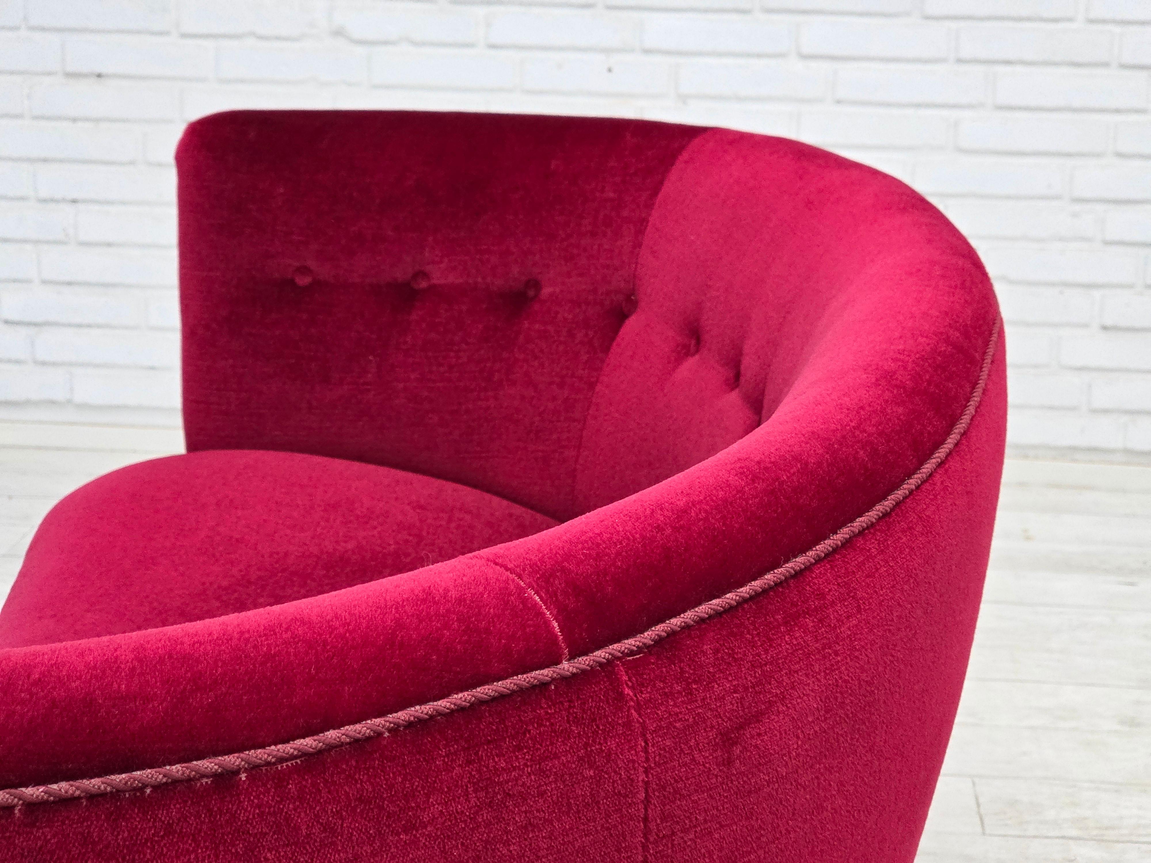 1970er Jahre, dänisches 2-Sitzer-Schwingsofa, roter Möbelvelours, Buchenholz. im Angebot 7