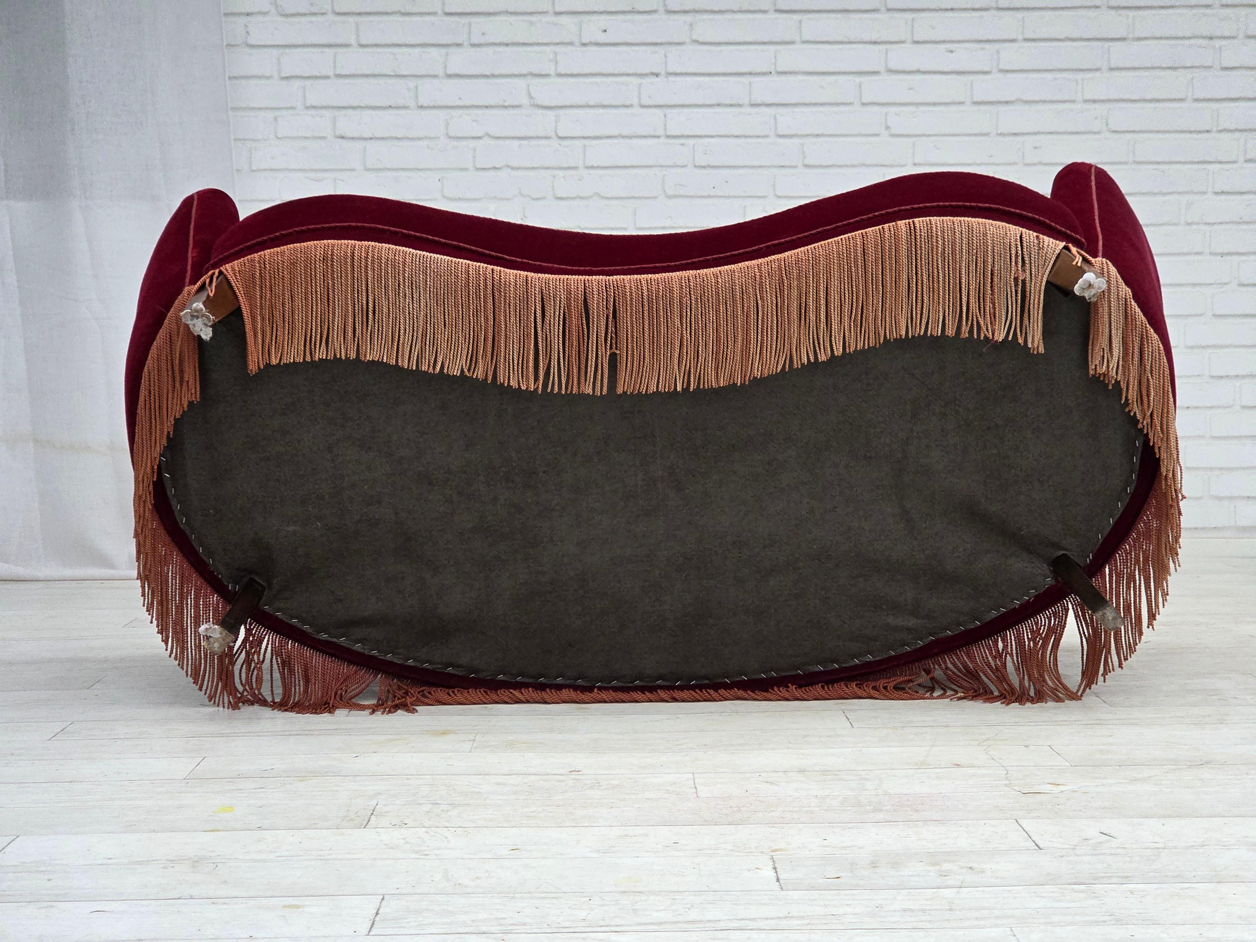 1970er Jahre, dänisches 2-Sitzer-Schwingsofa, roter Möbelvelours, Buchenholz. im Angebot 8