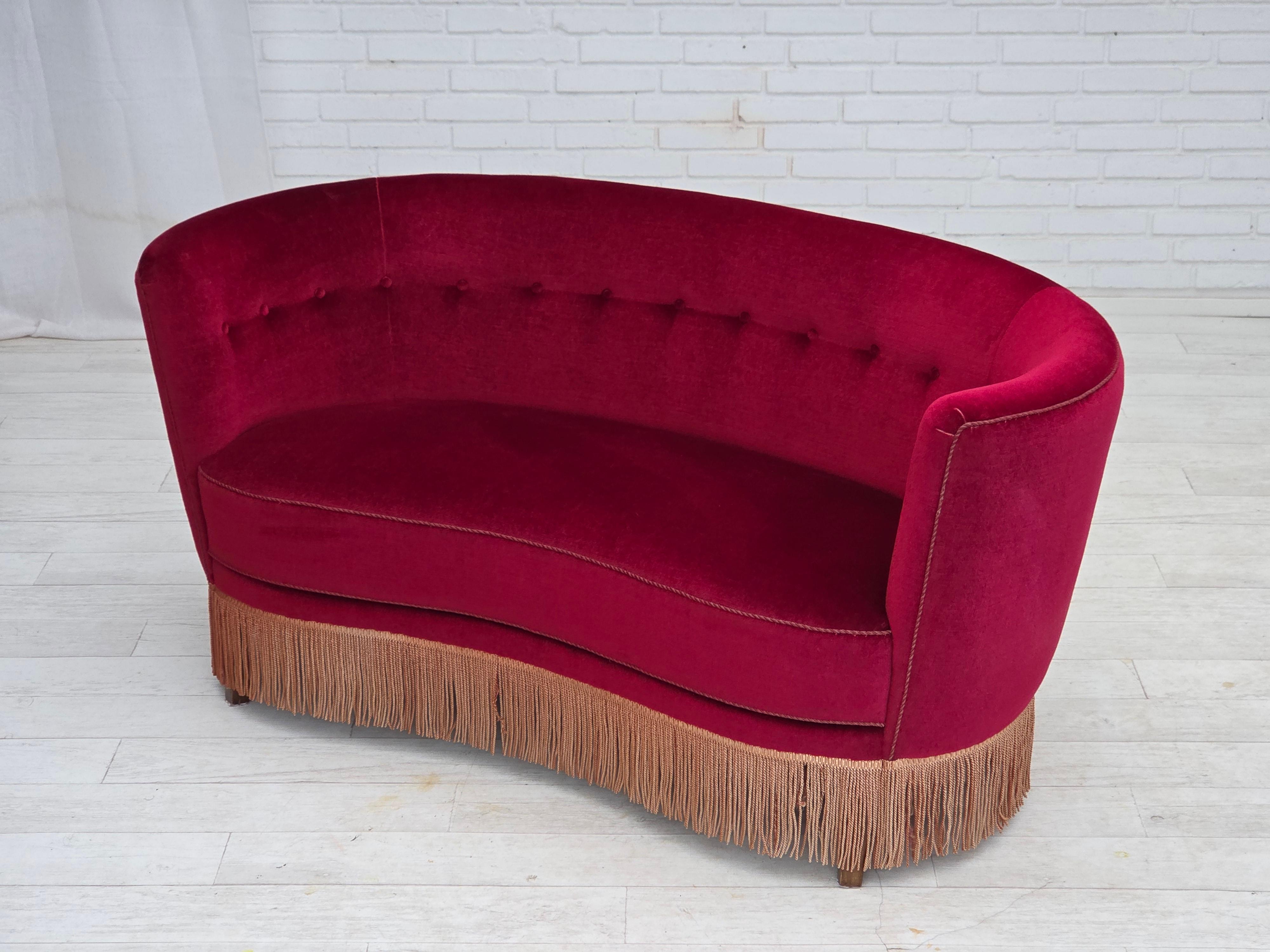 1970er Jahre, dänisches 2-Sitzer-Schwingsofa, roter Möbelvelours, Buchenholz. im Angebot 10
