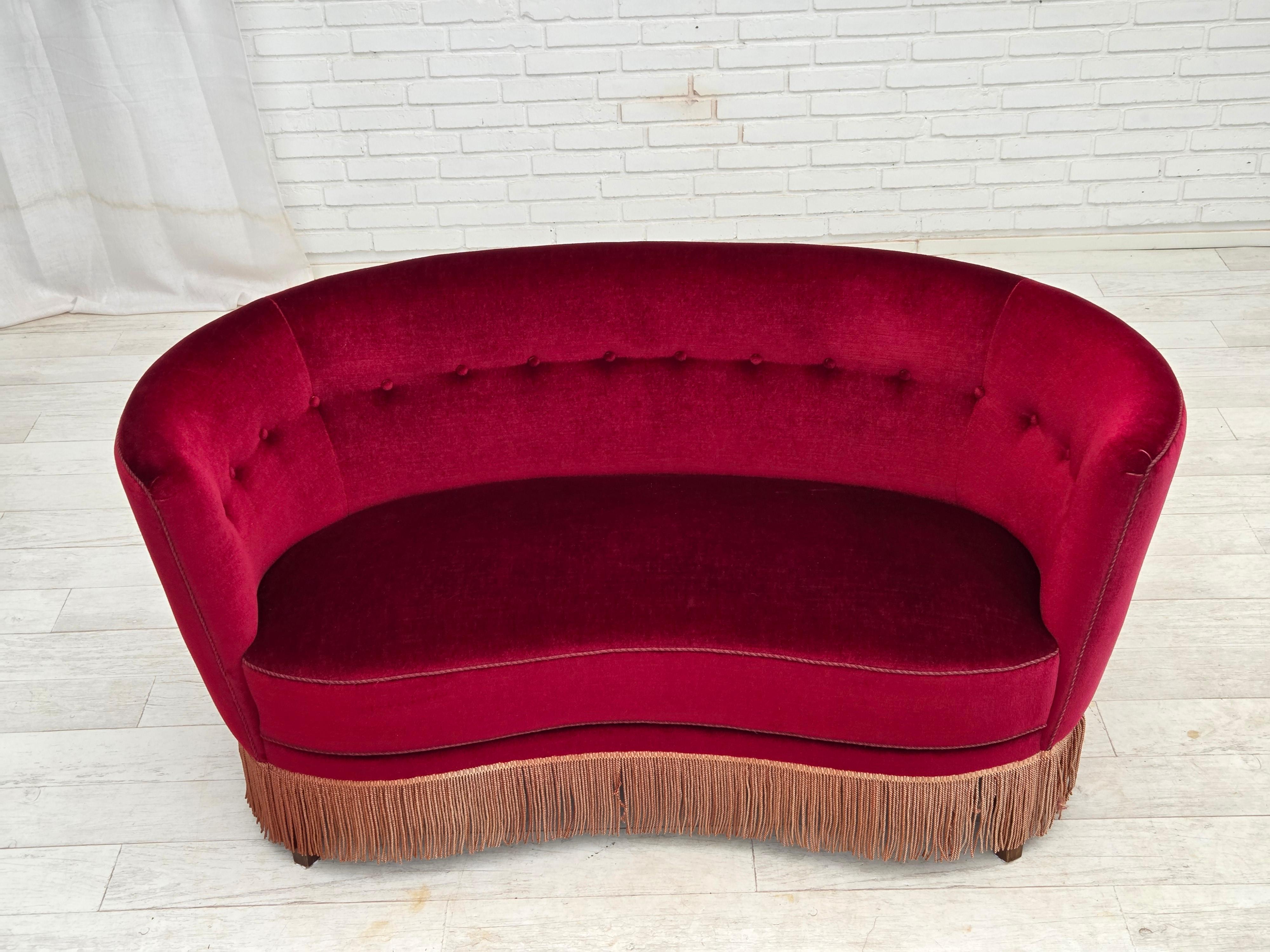 1970er Jahre, dänisches 2-Sitzer-Schwingsofa. Roter Möbelvelours, Beine aus Buchenholz, Federn im Sitz. Originaler sehr guter Zustand: keine Gerüche, keine Flecken und stabile Konstruktion. Sofa nicht zu viel von 1975s verwendet. Hergestellt von