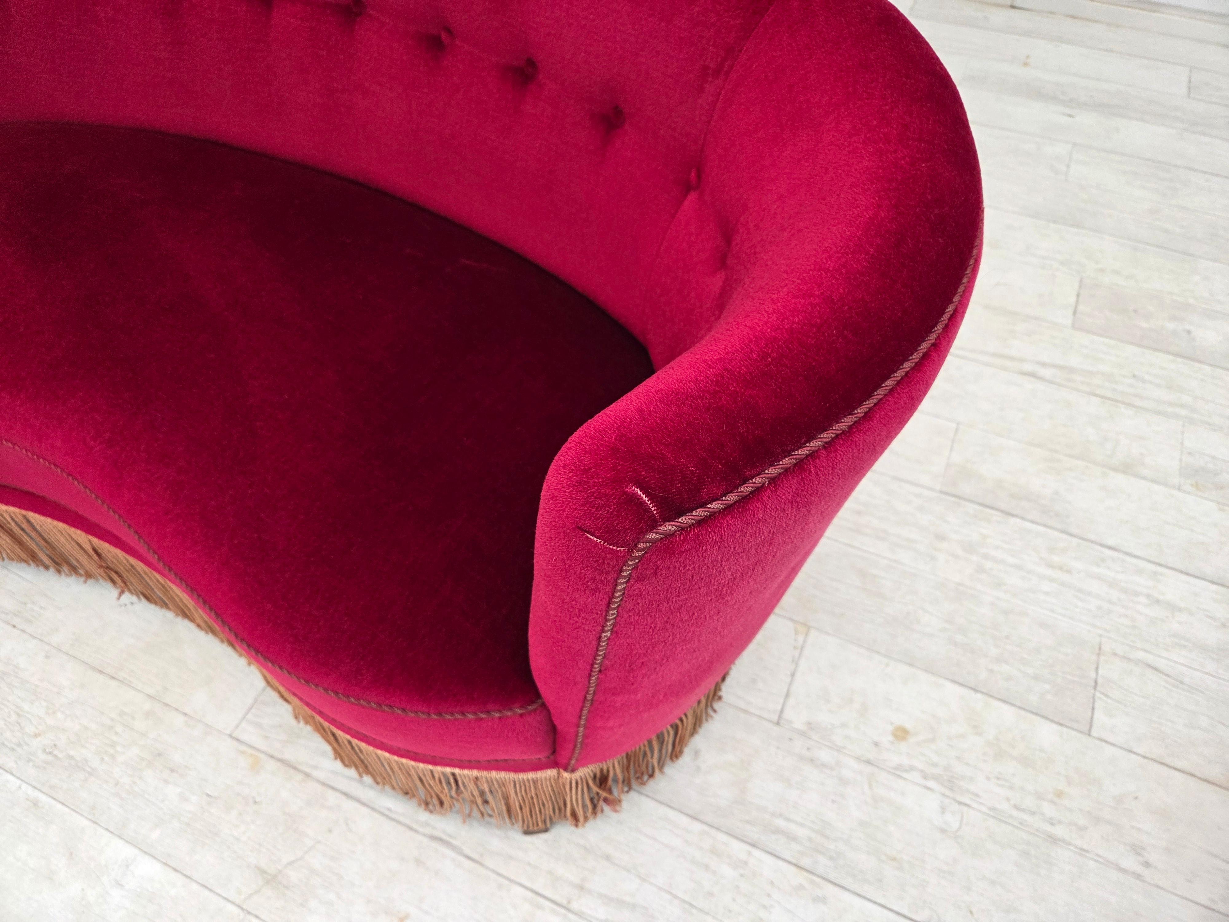 1970er Jahre, dänisches 2-Sitzer-Schwingsofa, roter Möbelvelours, Buchenholz. (Skandinavische Moderne) im Angebot