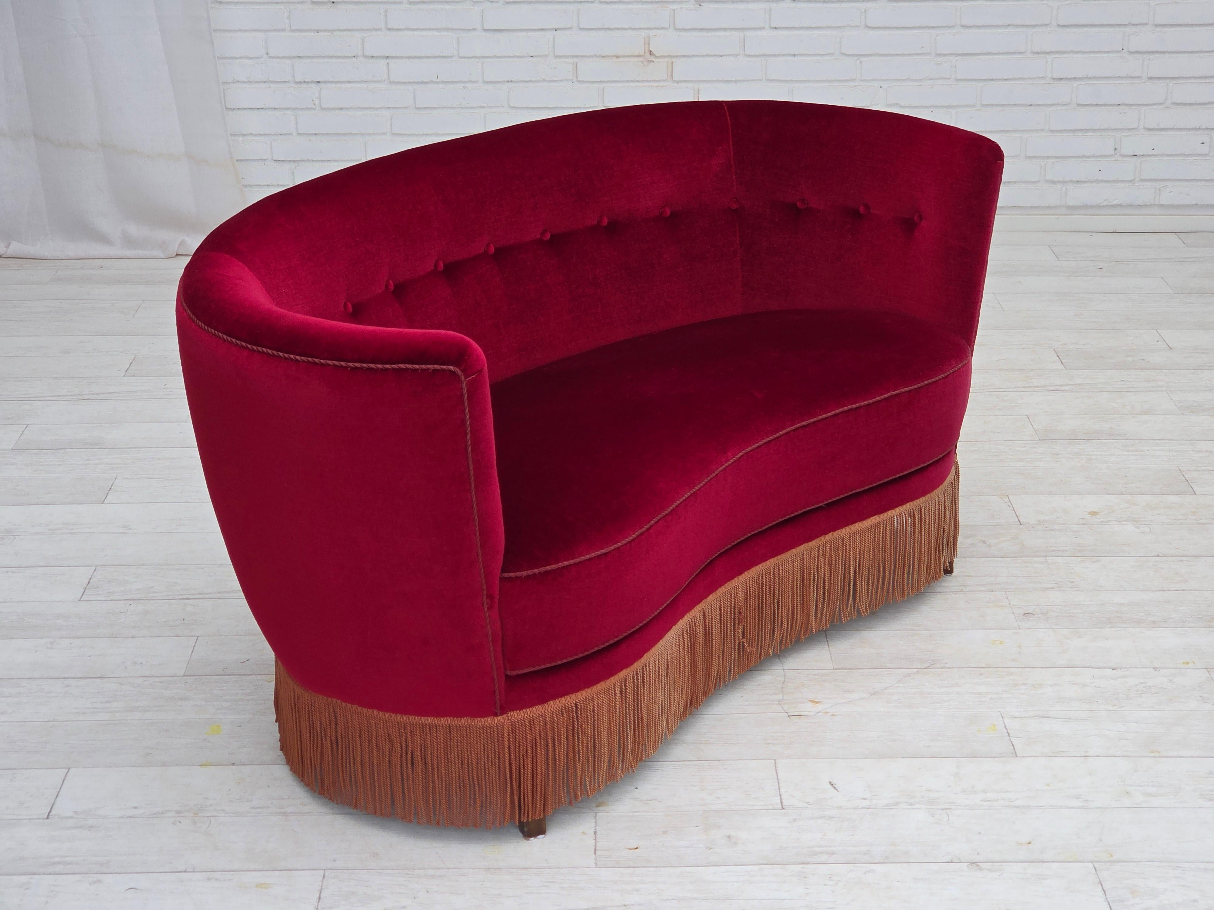 1970er Jahre, dänisches 2-Sitzer-Schwingsofa, roter Möbelvelours, Buchenholz. (Dänisch) im Angebot