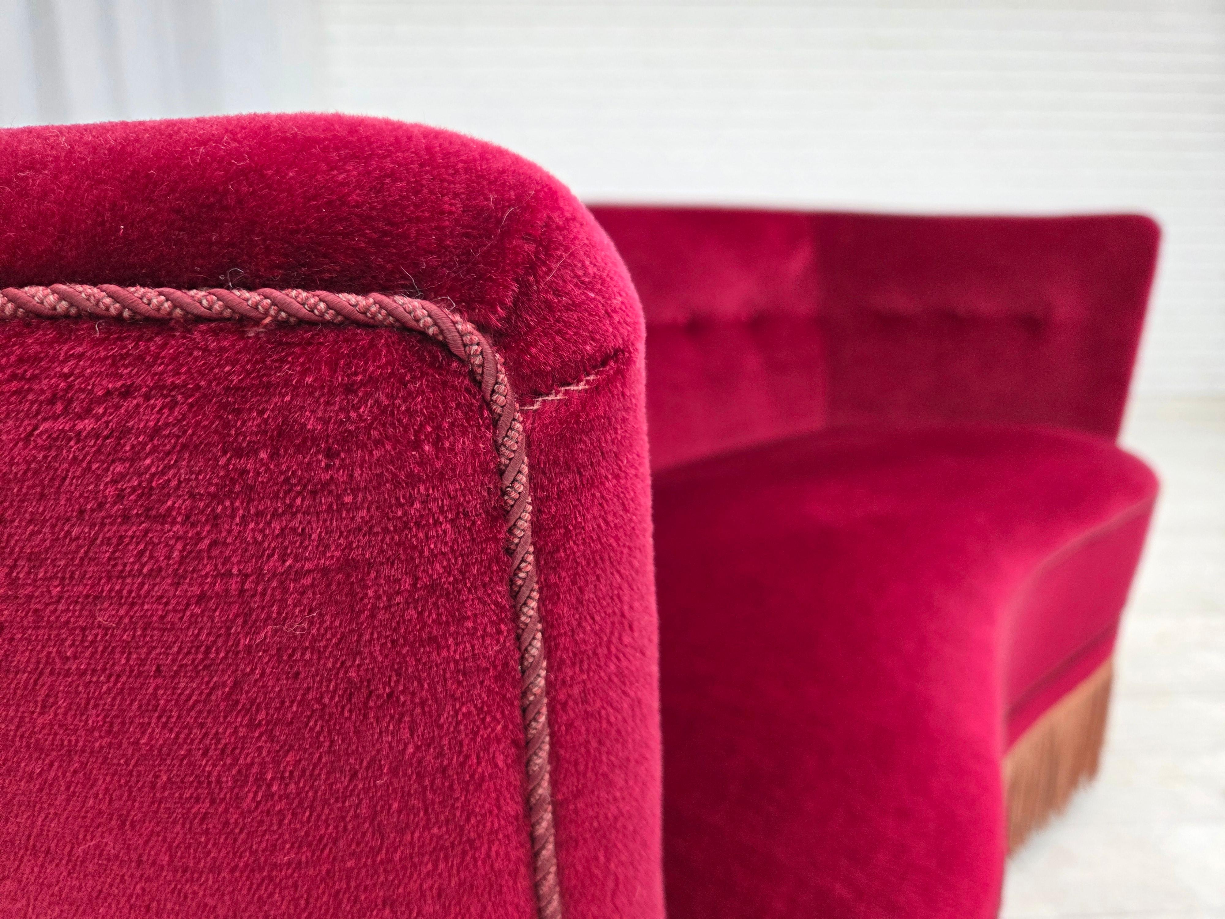 1970er Jahre, dänisches 2-Sitzer-Schwingsofa, roter Möbelvelours, Buchenholz. (Mitte des 20. Jahrhunderts) im Angebot