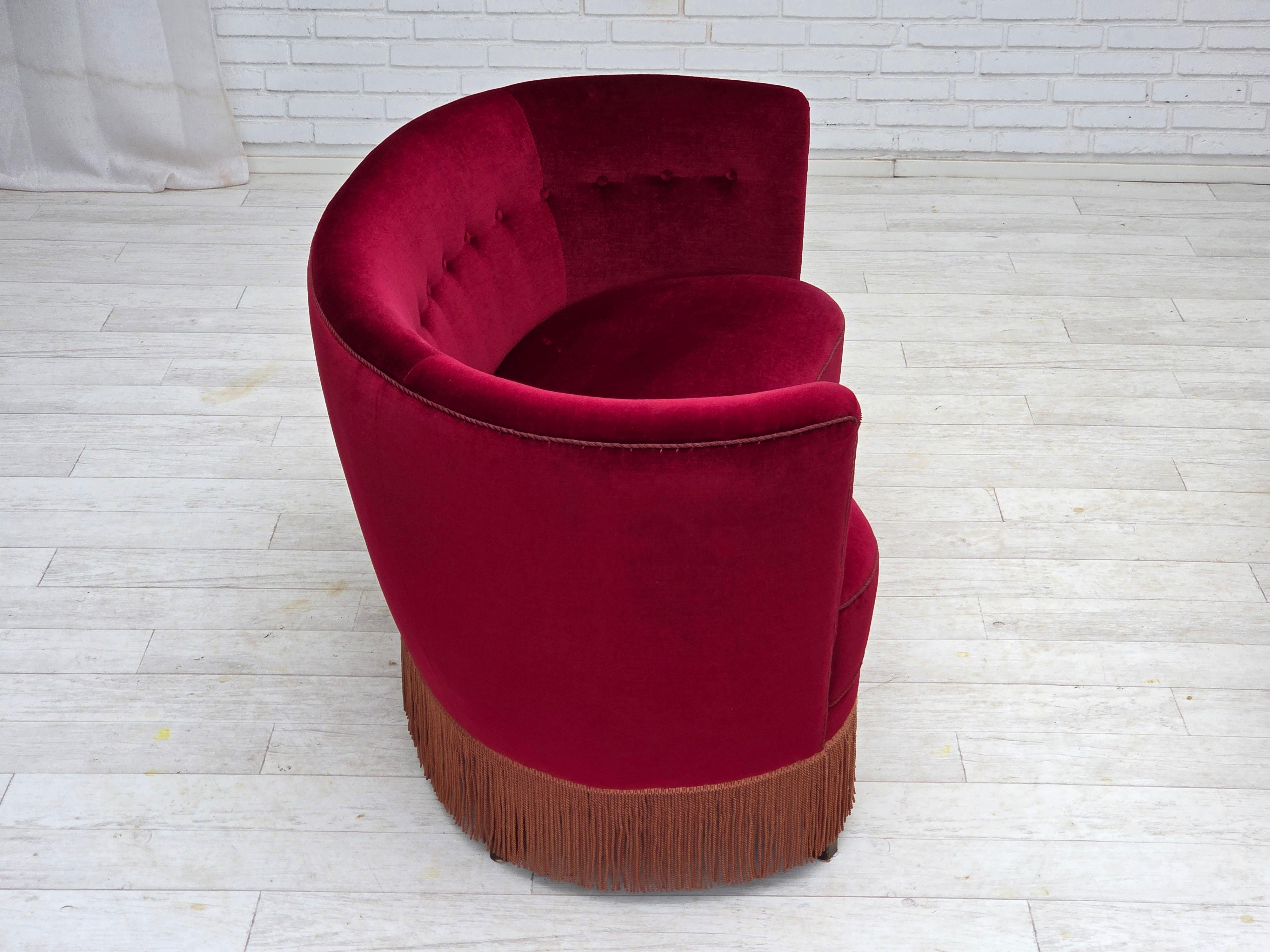 1970er Jahre, dänisches 2-Sitzer-Schwingsofa, roter Möbelvelours, Buchenholz. (Samt) im Angebot