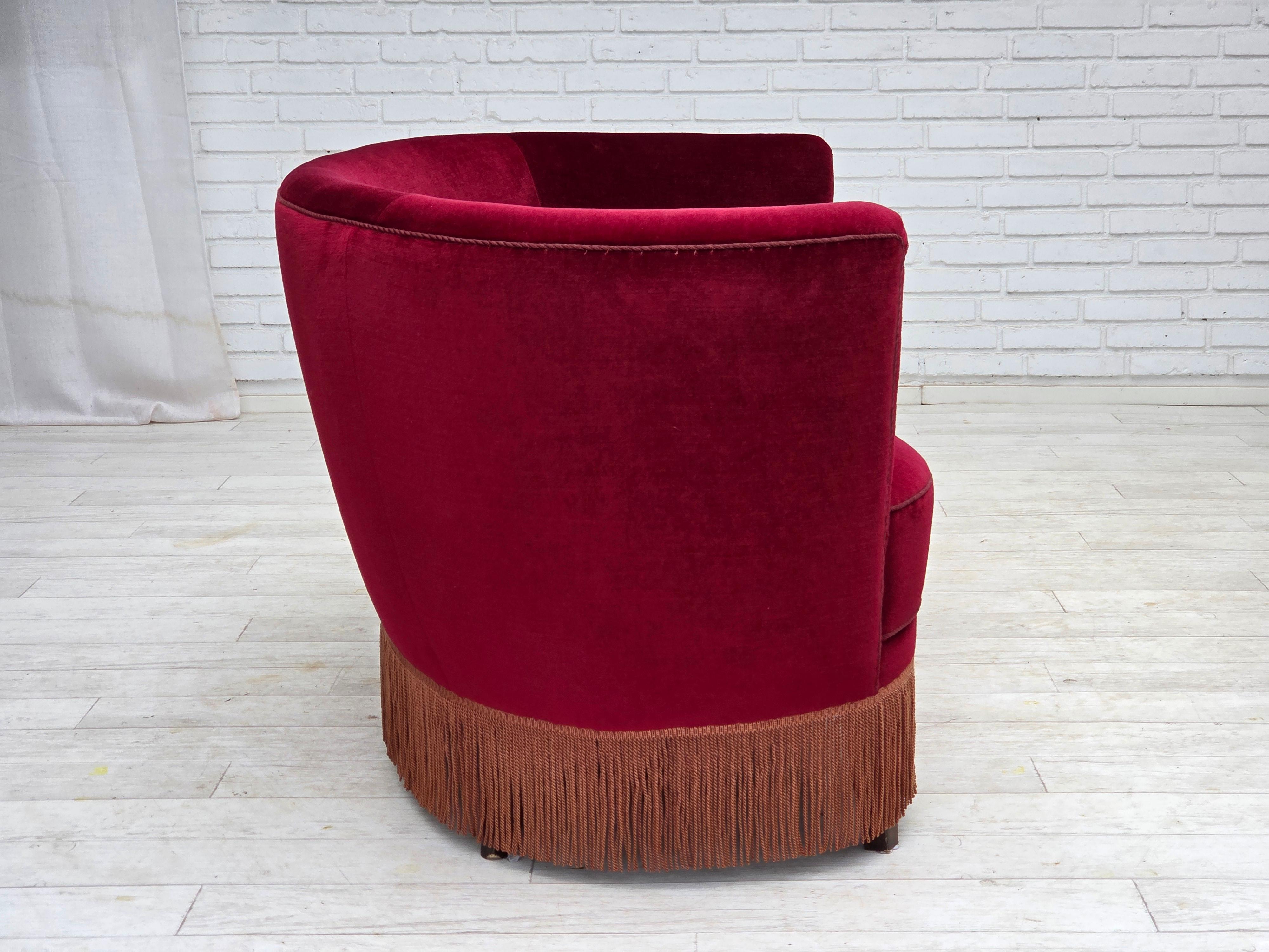 1970er Jahre, dänisches 2-Sitzer-Schwingsofa, roter Möbelvelours, Buchenholz. im Angebot 1