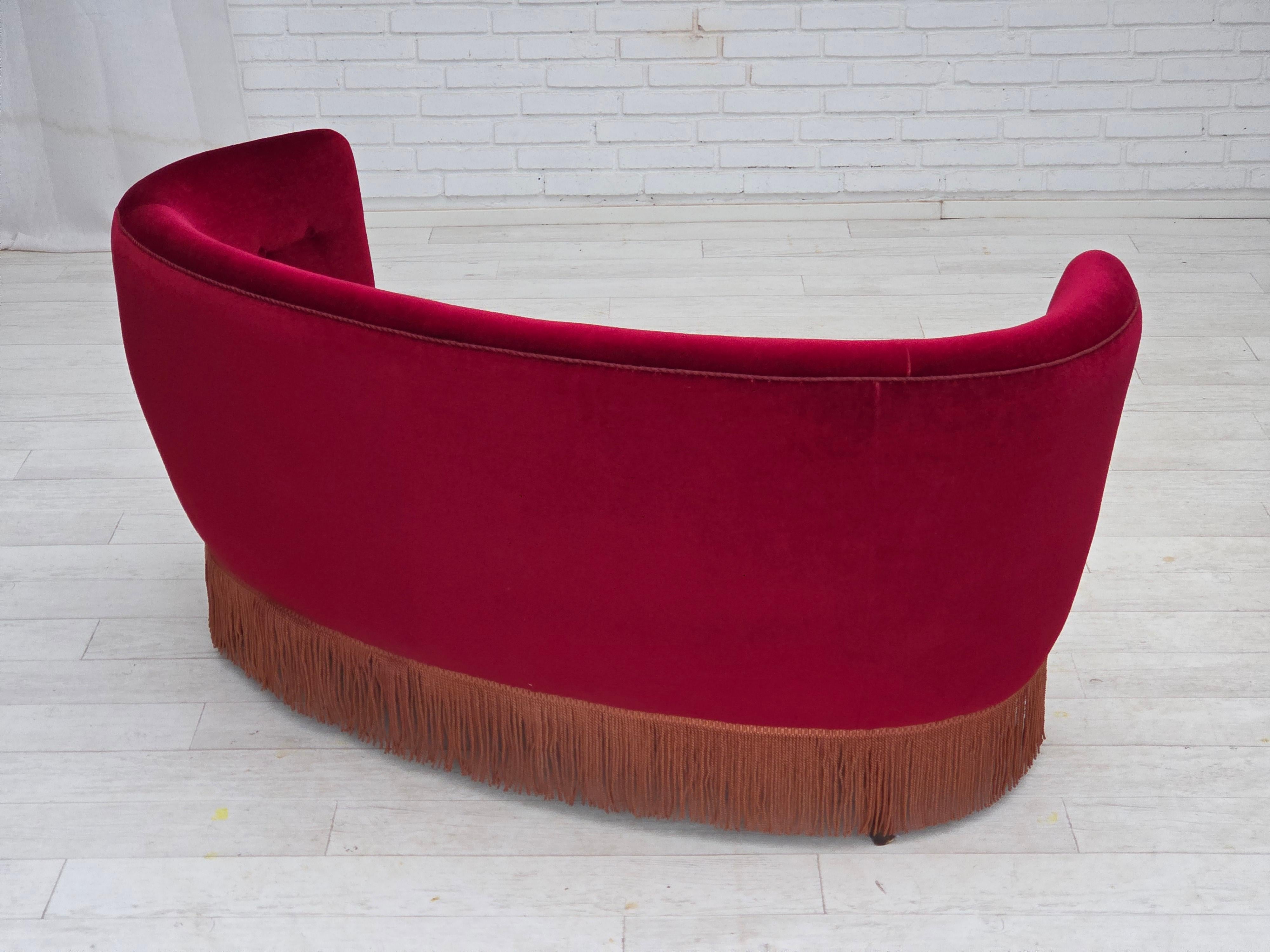 1970er Jahre, dänisches 2-Sitzer-Schwingsofa, roter Möbelvelours, Buchenholz. im Angebot 2