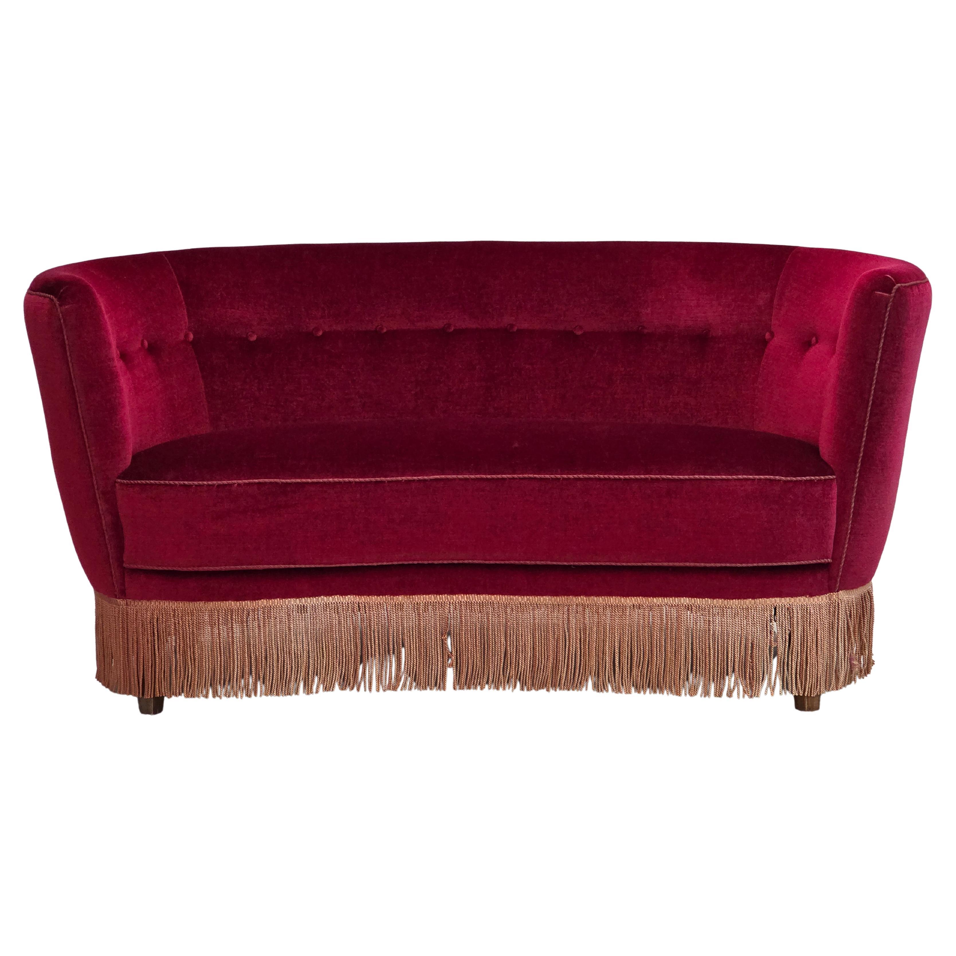 1970er Jahre, dänisches 2-Sitzer-Schwingsofa, roter Möbelvelours, Buchenholz.