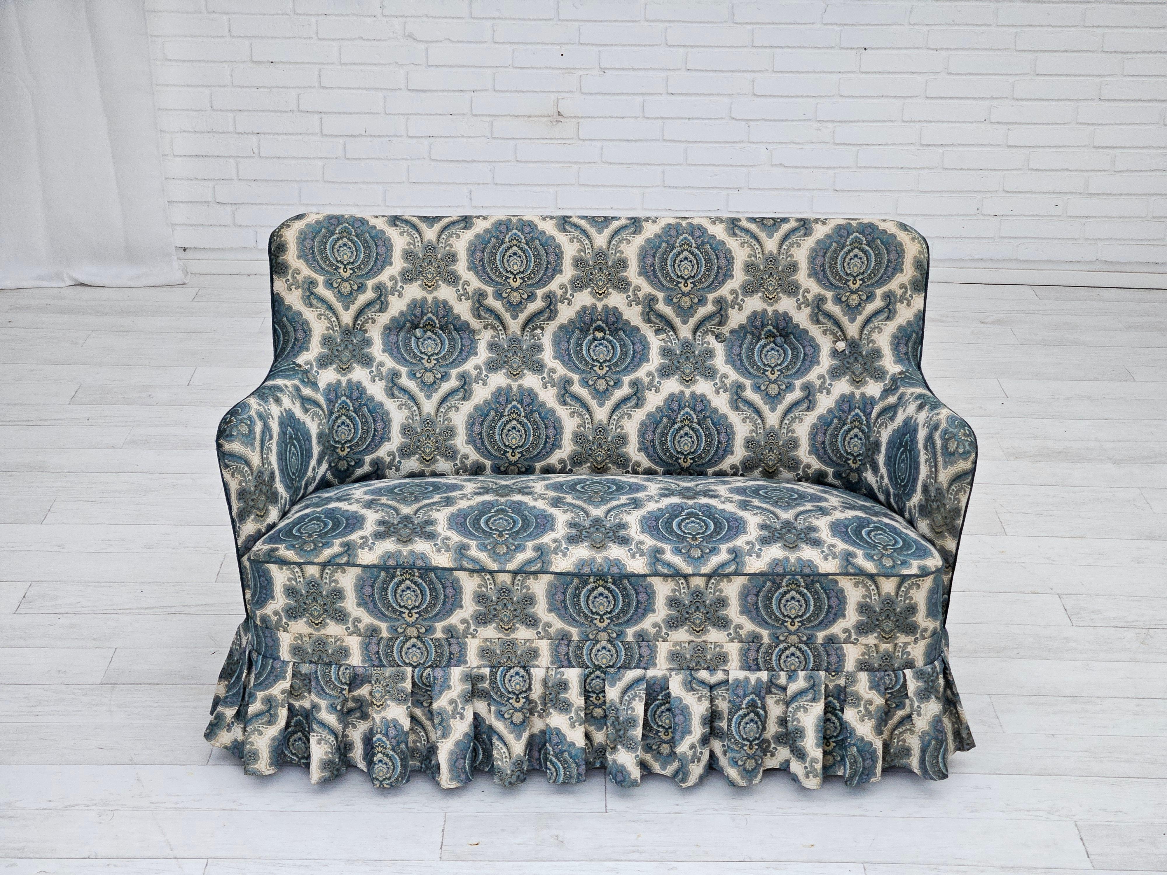 Divano danese a 2 posti degli anni '70. Tessuto d'arredo blu/bianco, molle nella seduta, gambe in legno di faggio. Ottime condizioni: nessun odore, nessuna macchia e struttura stabile. Prodotto da un produttore di mobili danese negli anni 1970-75