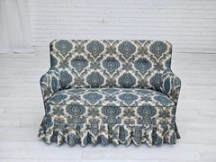 Années 1970, sofa danois 2 places, tissu d'ameublement bleu/blanc, bois de hêtre.