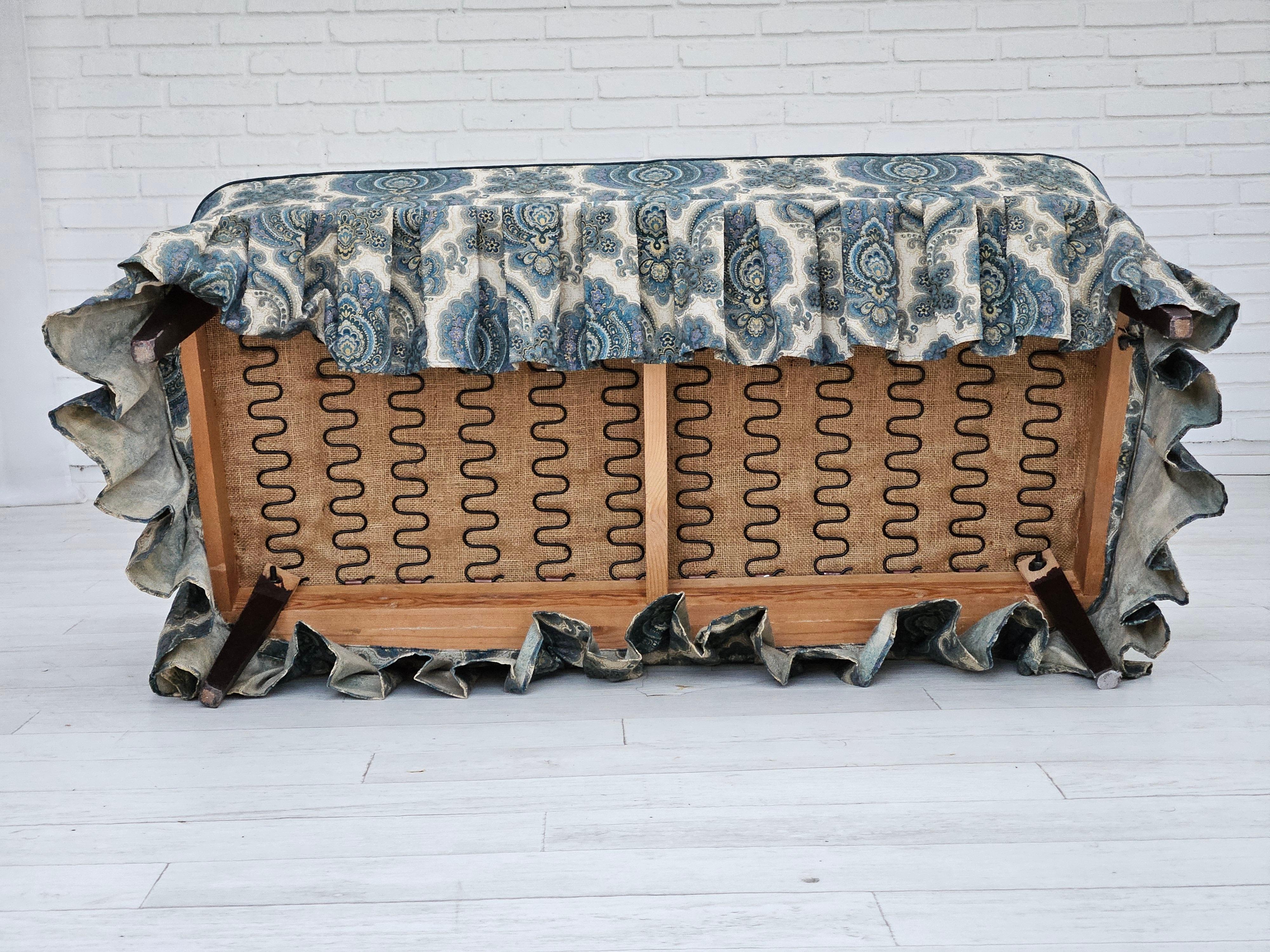 Metà XX secolo Anni '70, divano danese a 2 posti, tessuto blu/bianco, legno di faggio. in vendita